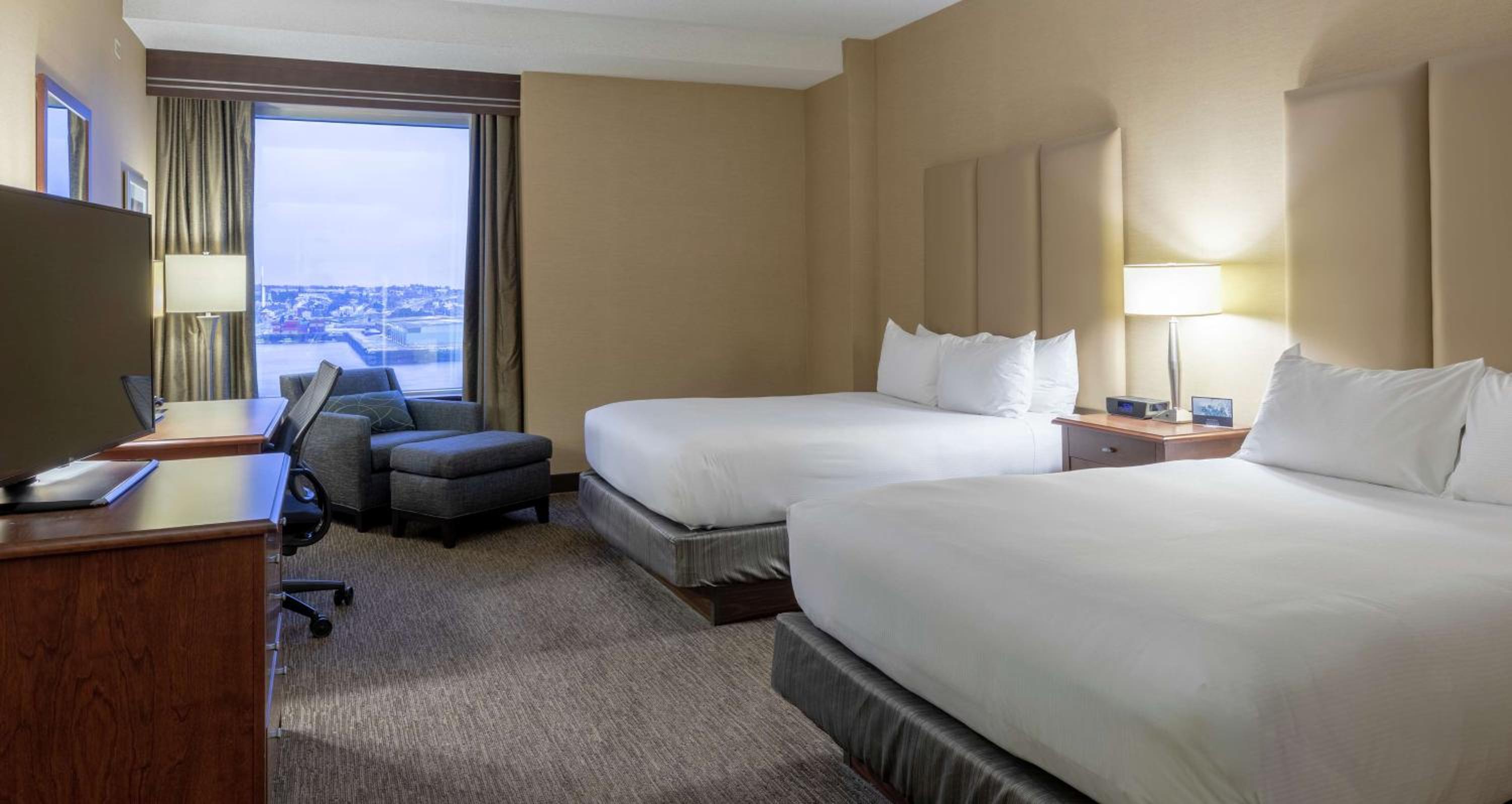 Club Floor Queen Room with Two Queen Beds - Photo 2
