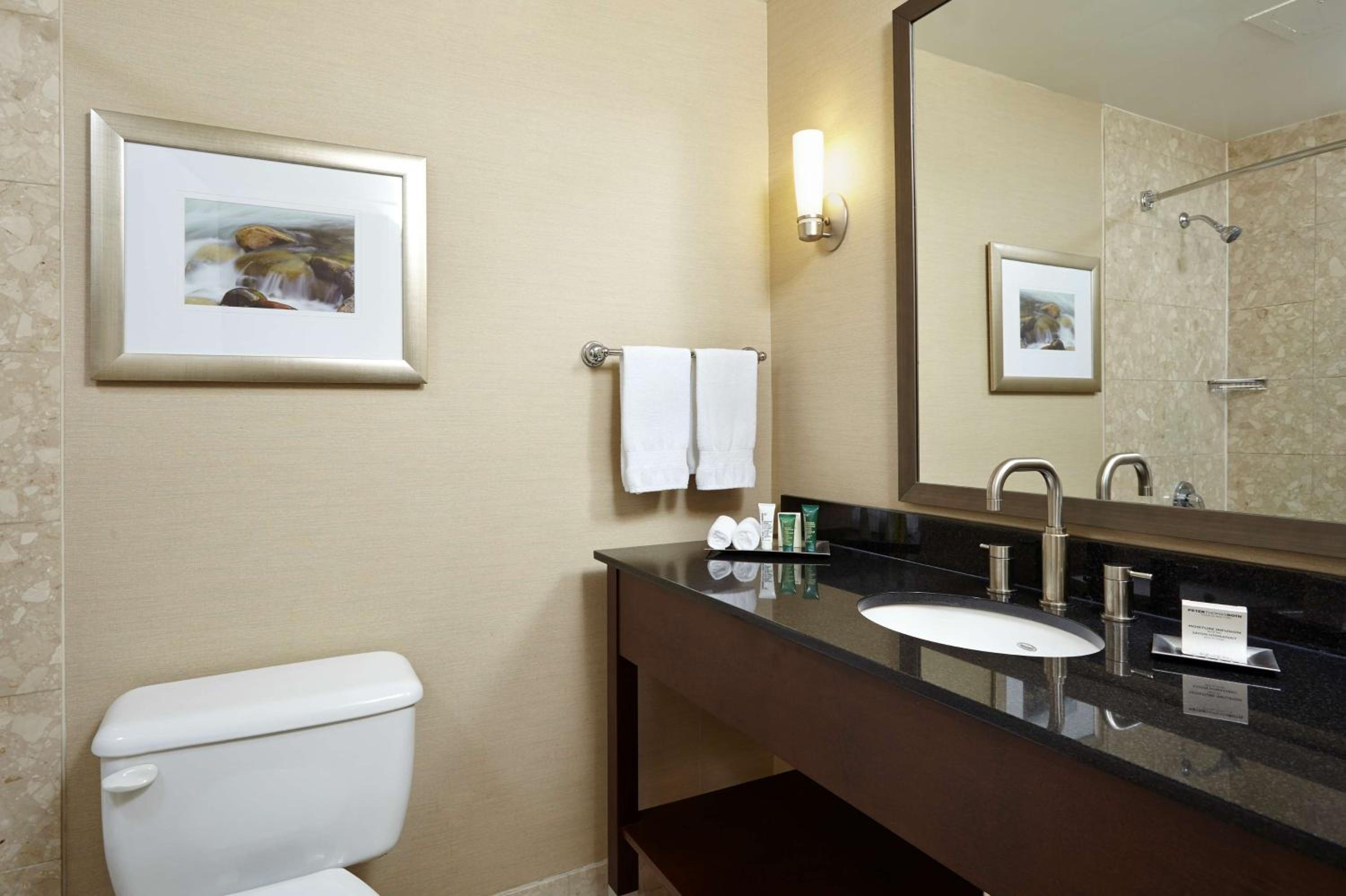 Queen Room with Two Queen Beds and Harbor View - Photo 2