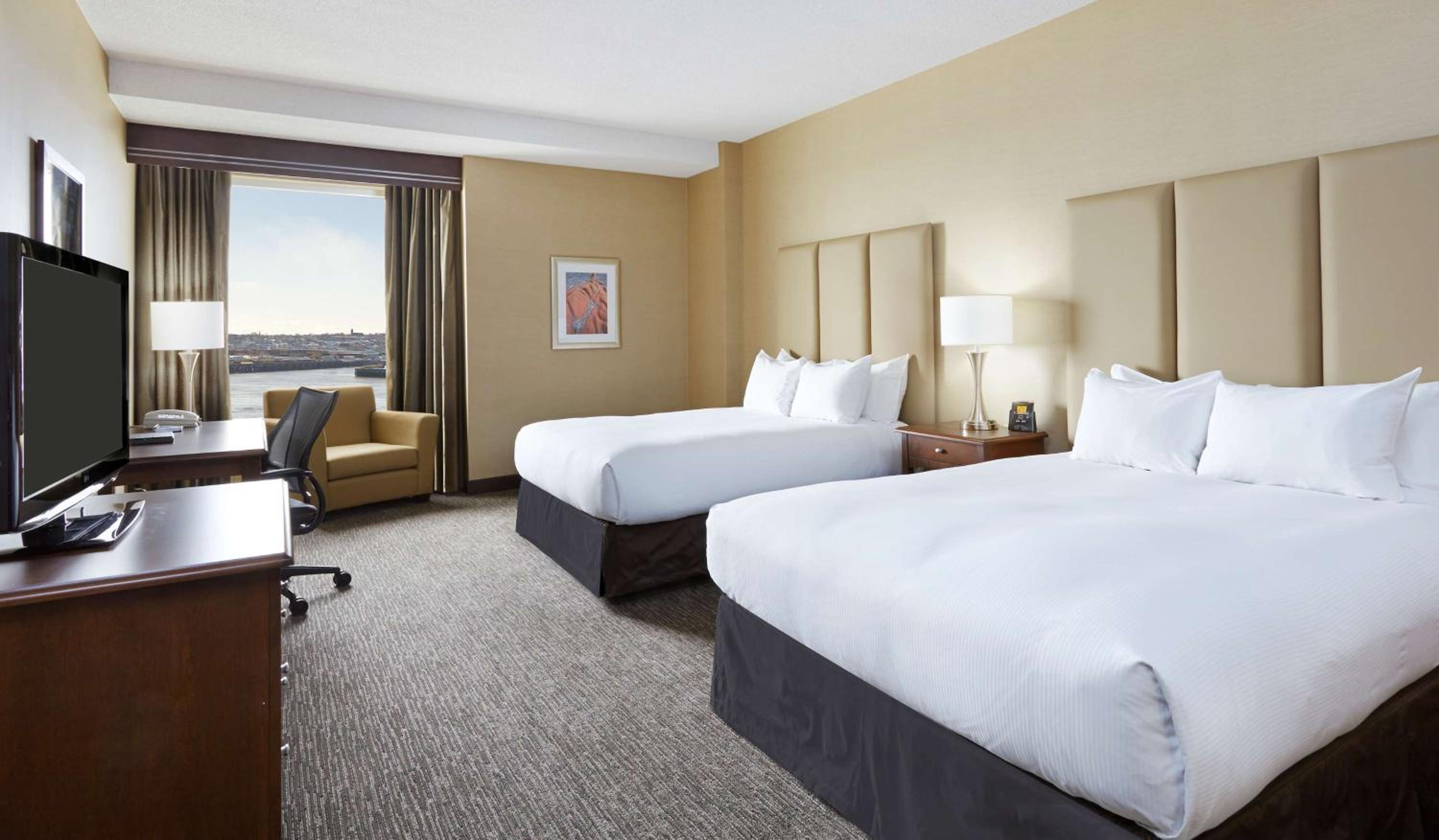 Queen Room with Two Queen Beds and Harbor View - Photo 3