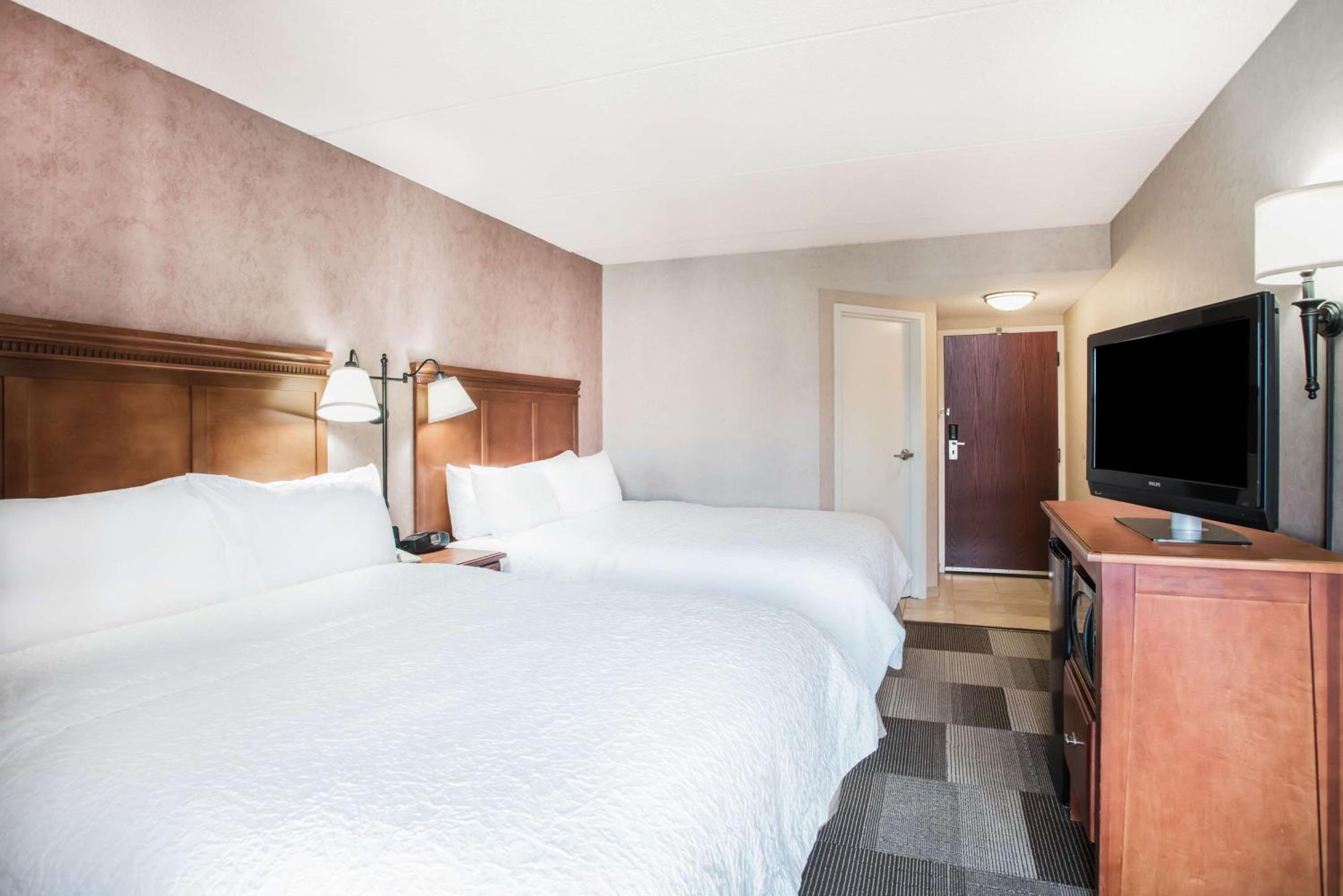 Queen Room with Two Queen Beds - Non-Smoking - Photo 2