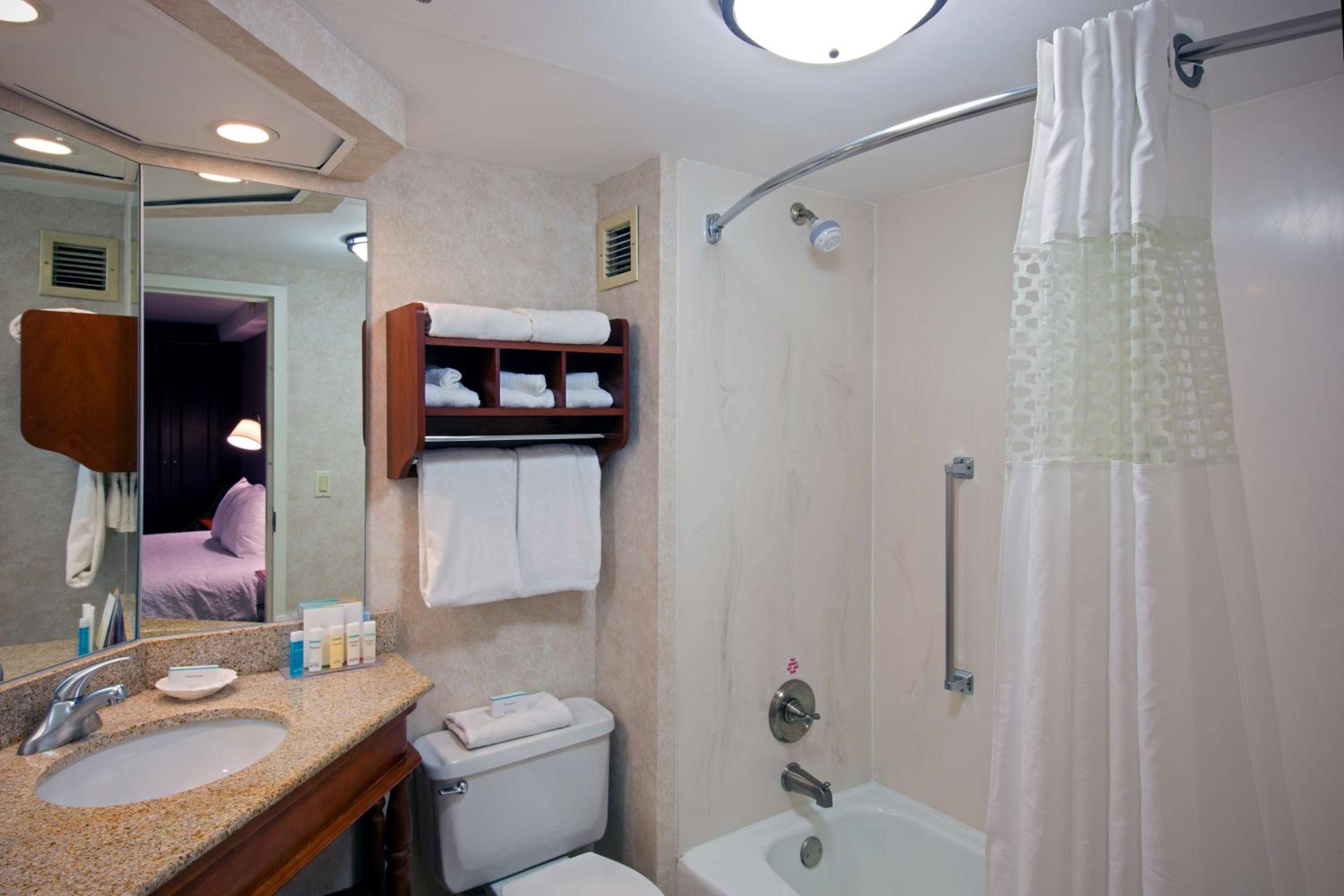 Queen Room with Two Queen Beds - Non-Smoking - Photo 4