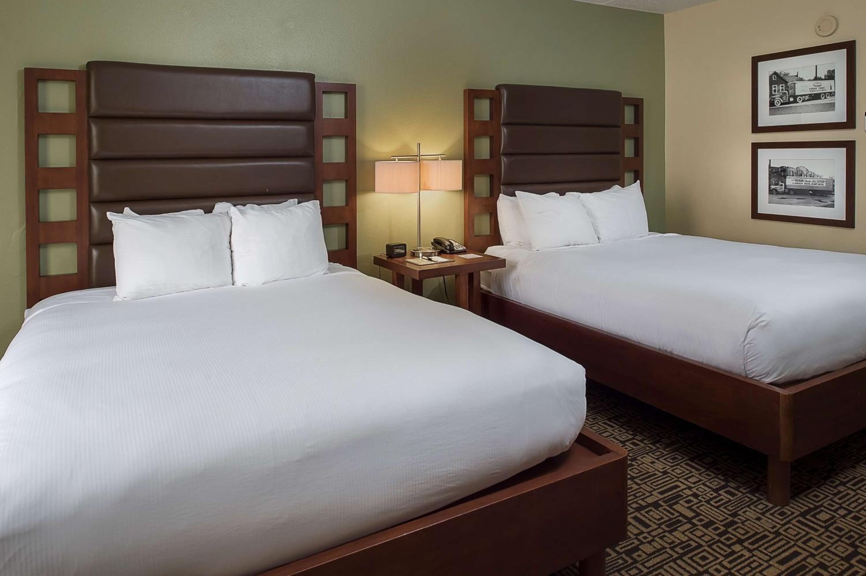 Queen Room with Two Queen Beds - Non-Smoking - Photo 3