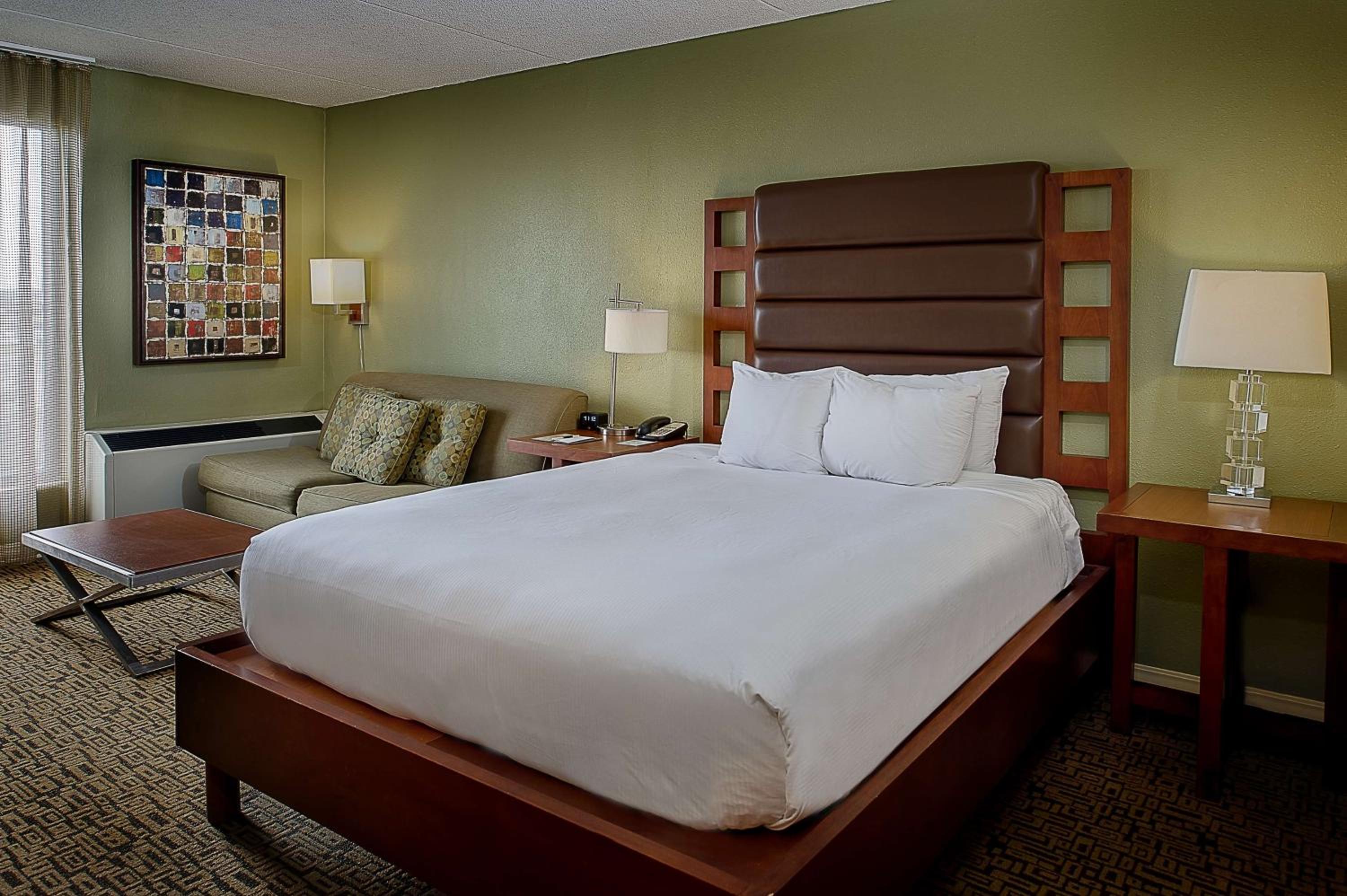 Queen Room with Sofa Bed - Non-Smoking - Photo 5