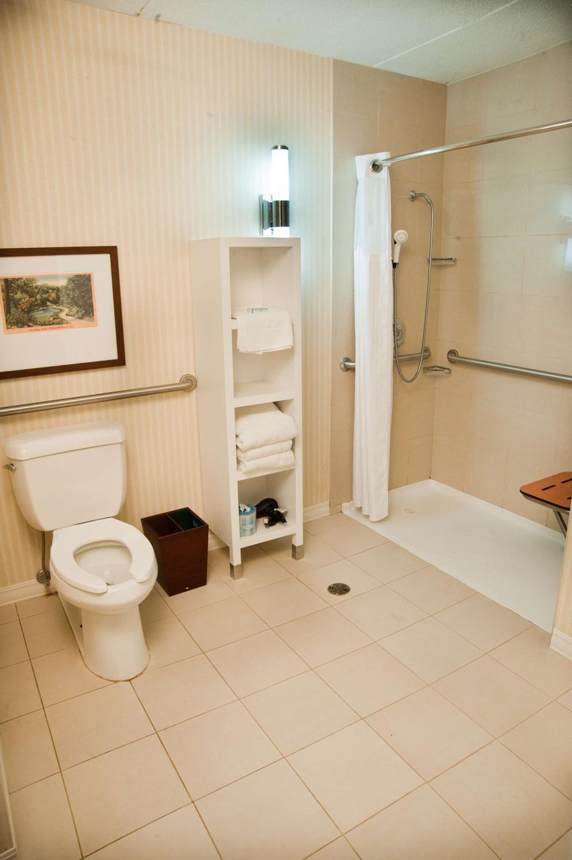 Queen Room with Two Queen Beds - Non-Smoking - Photo 2