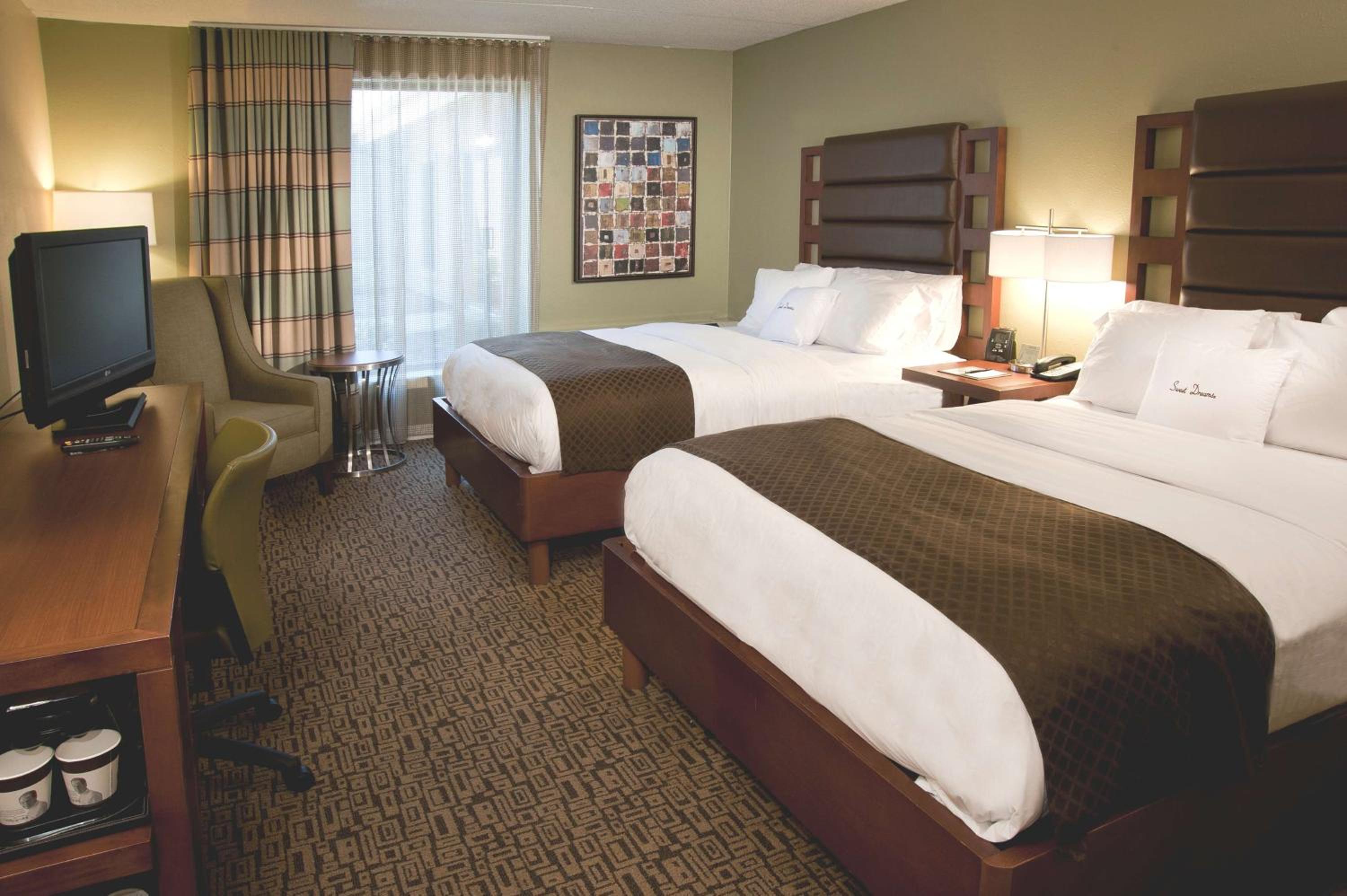 Queen Room with Two Queen Beds - Non-Smoking - Photo 4