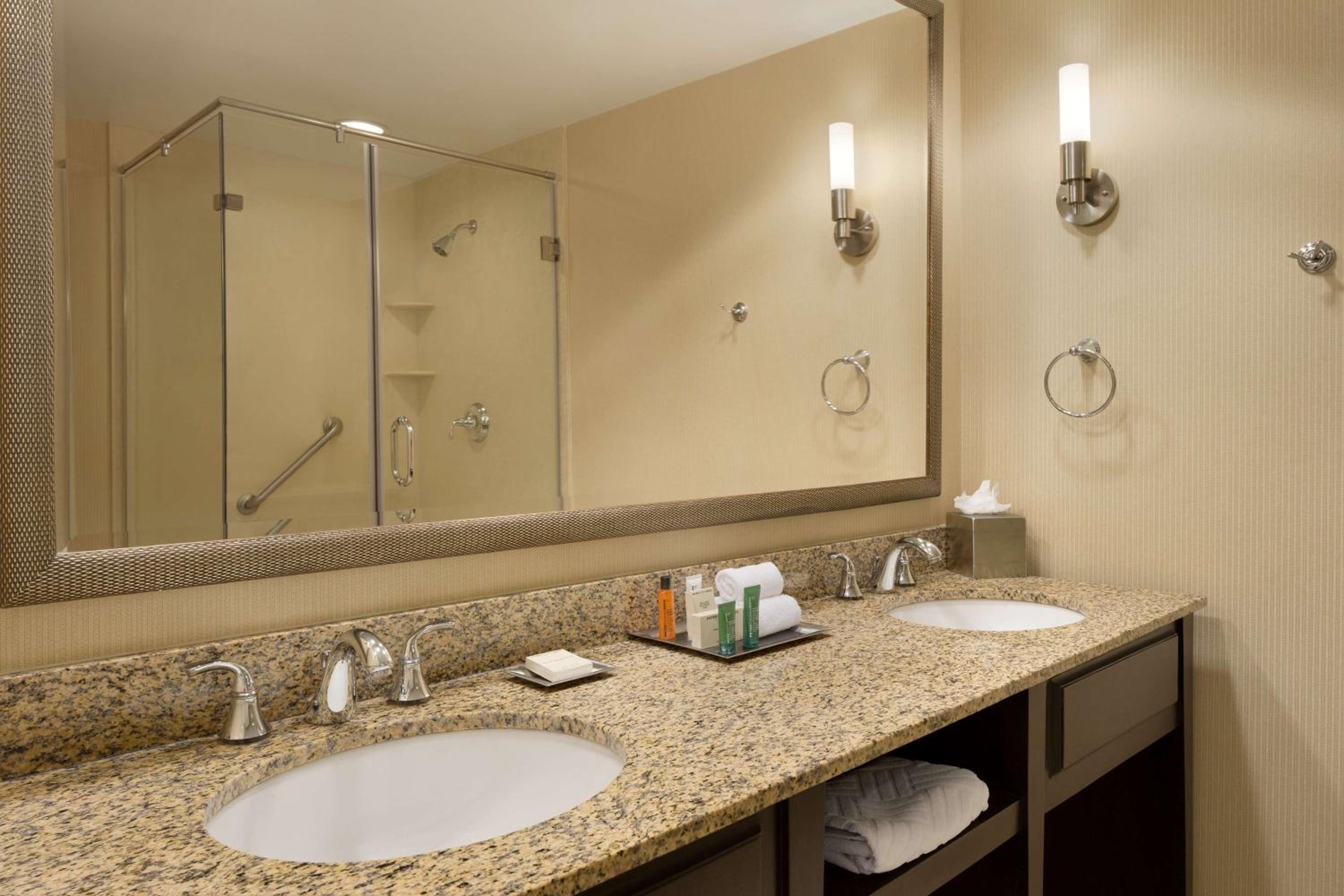 Junior King Suite with Seating Area - Photo 2