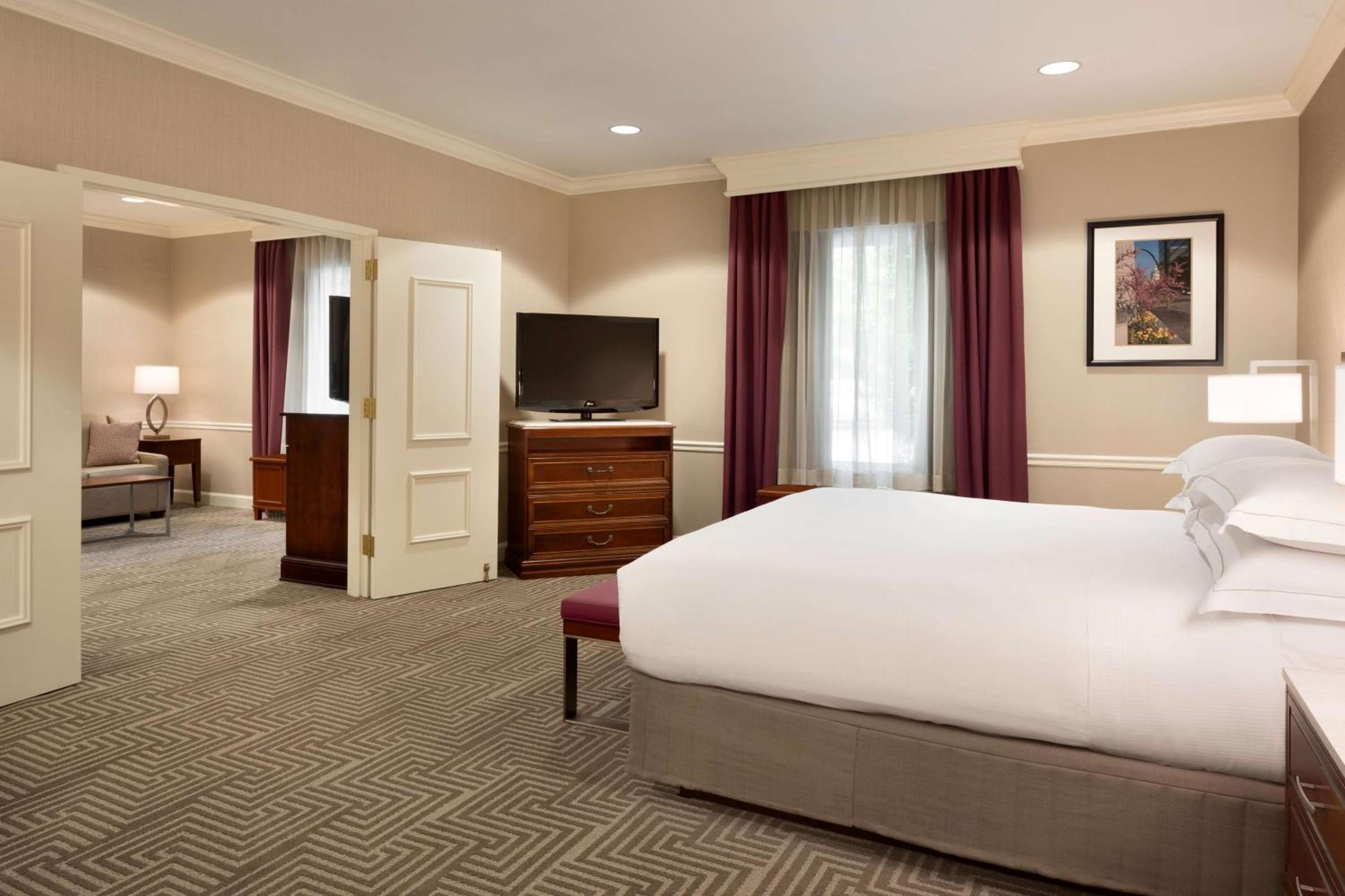 One-Bedroom King Suite - Photo 4