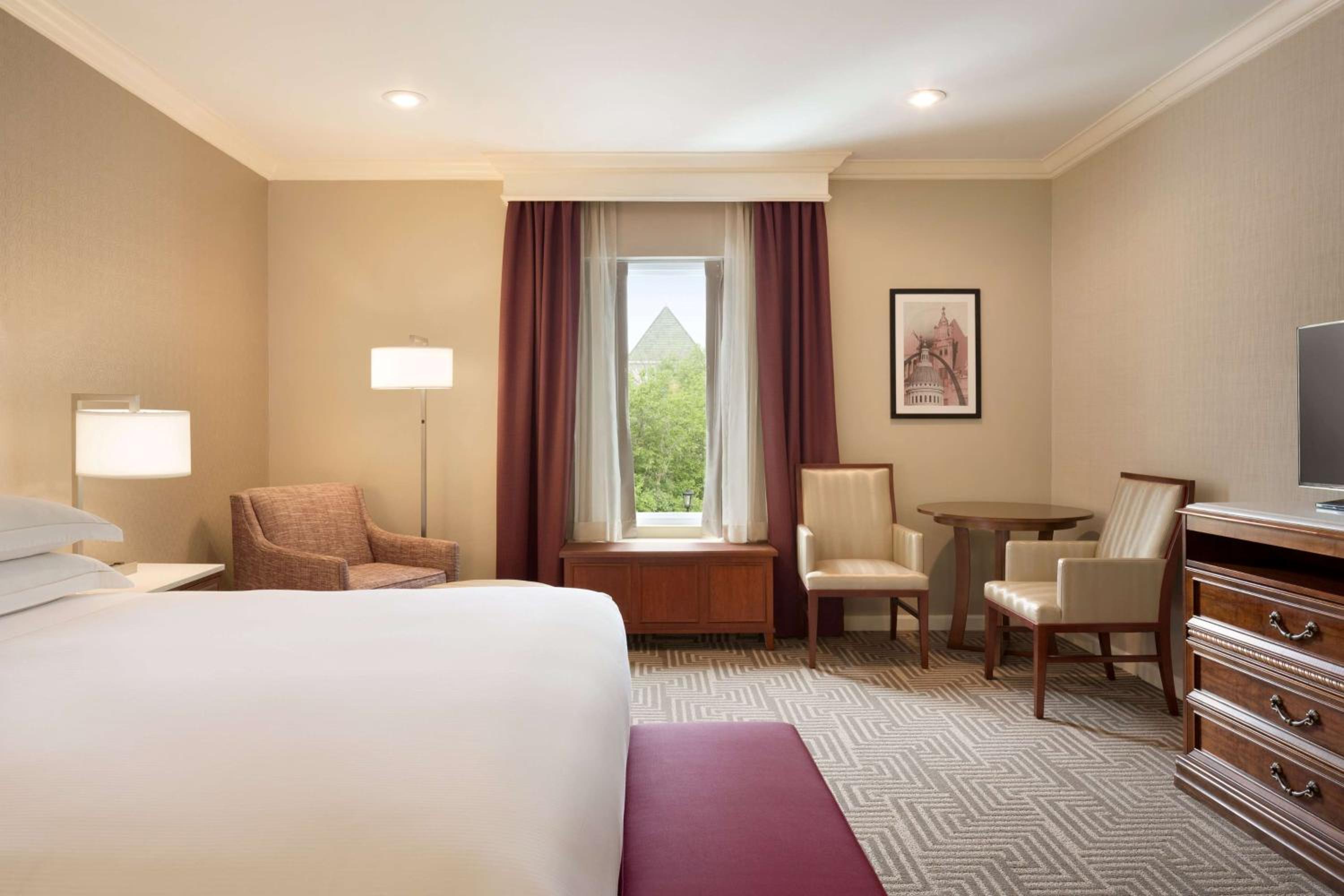 Deluxe King Room - Photo 2