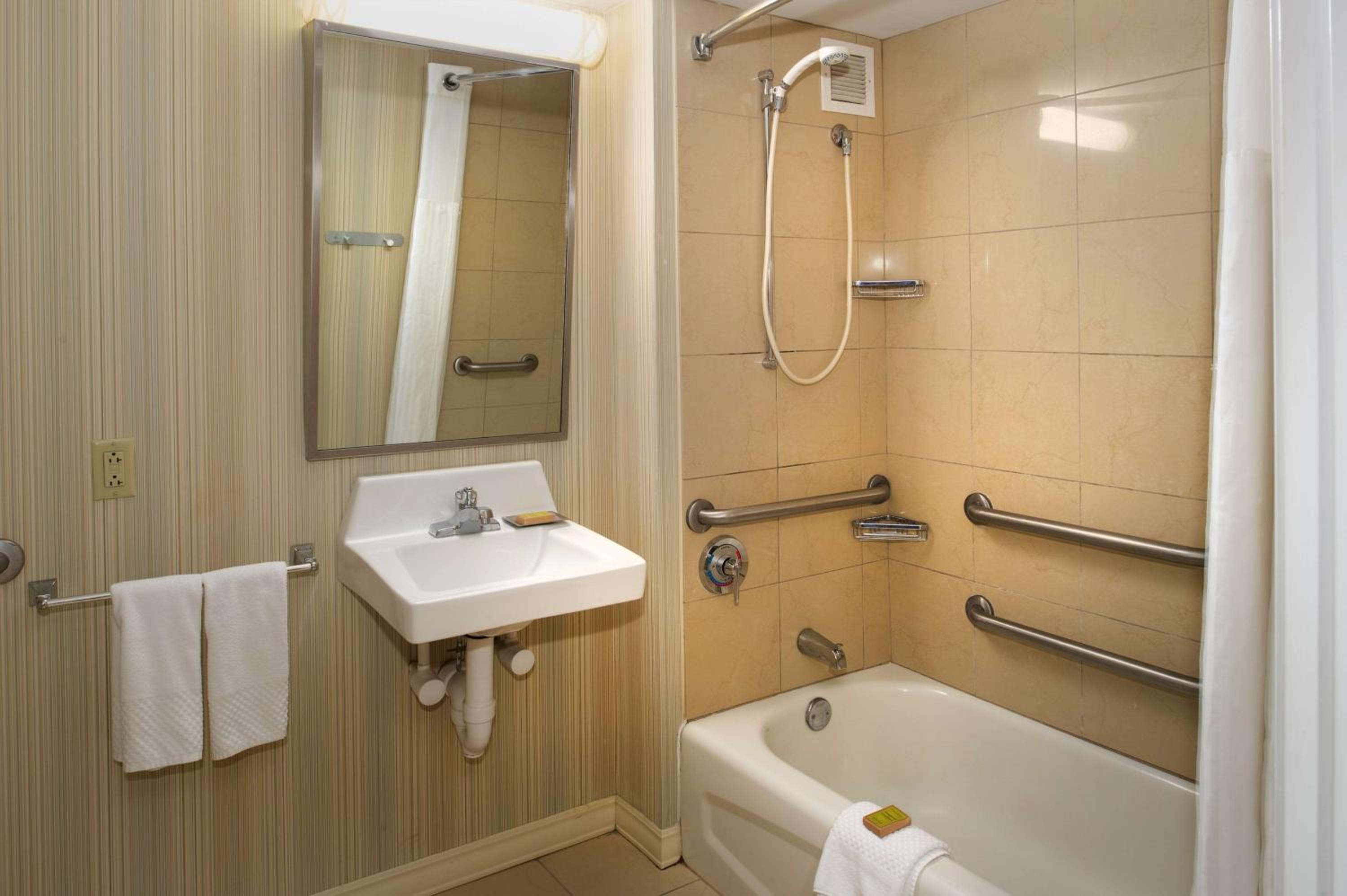 King Room with Bath Tub - Mobility Access - Photo 4