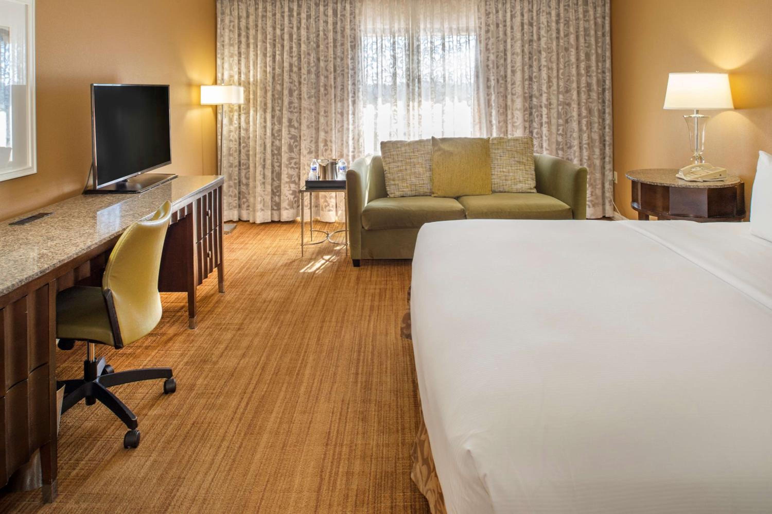 Deluxe King Room with Sofa Bed - Photo 6
