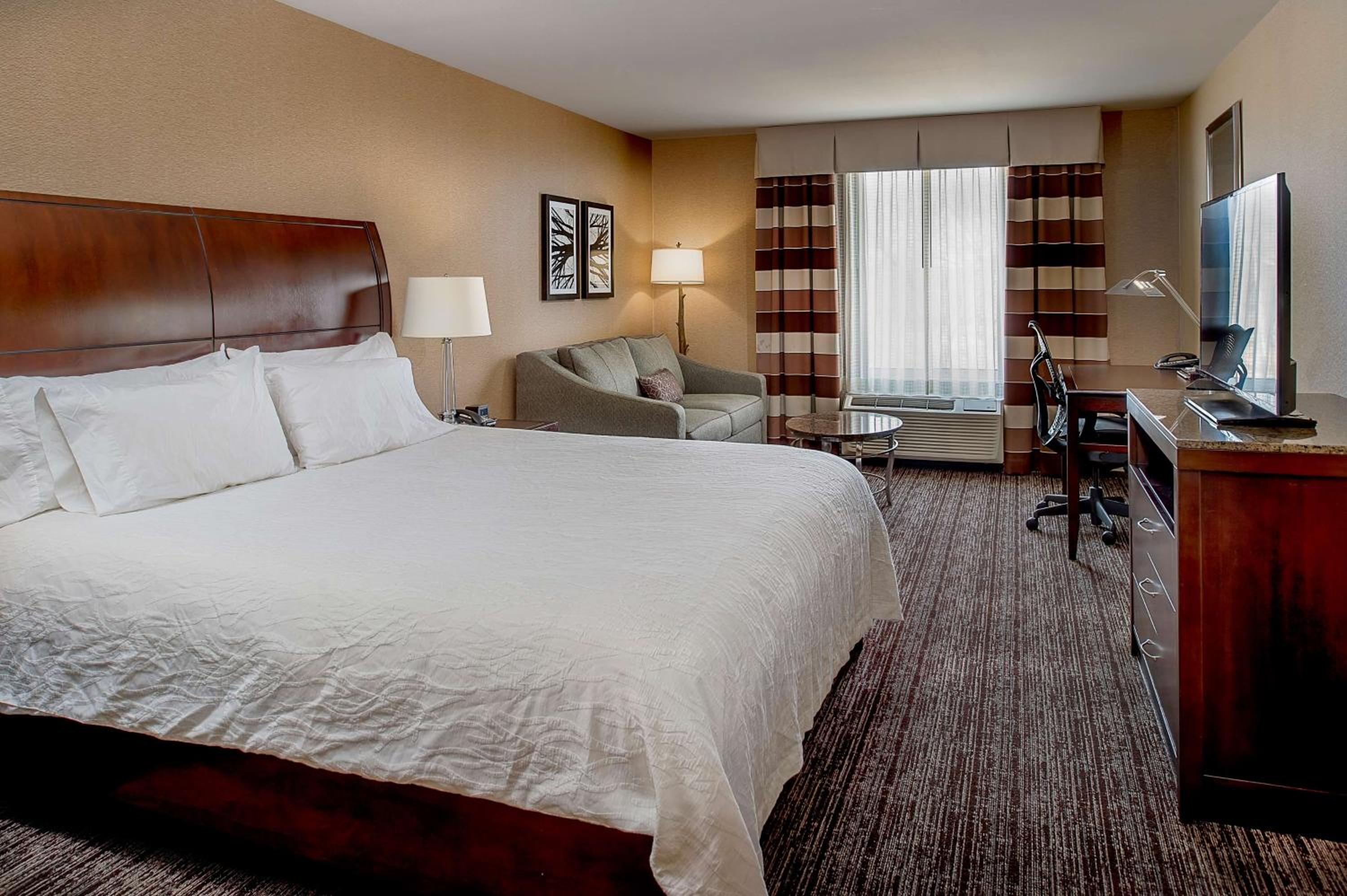 Deluxe King Room with Sofa Bed - Photo 3