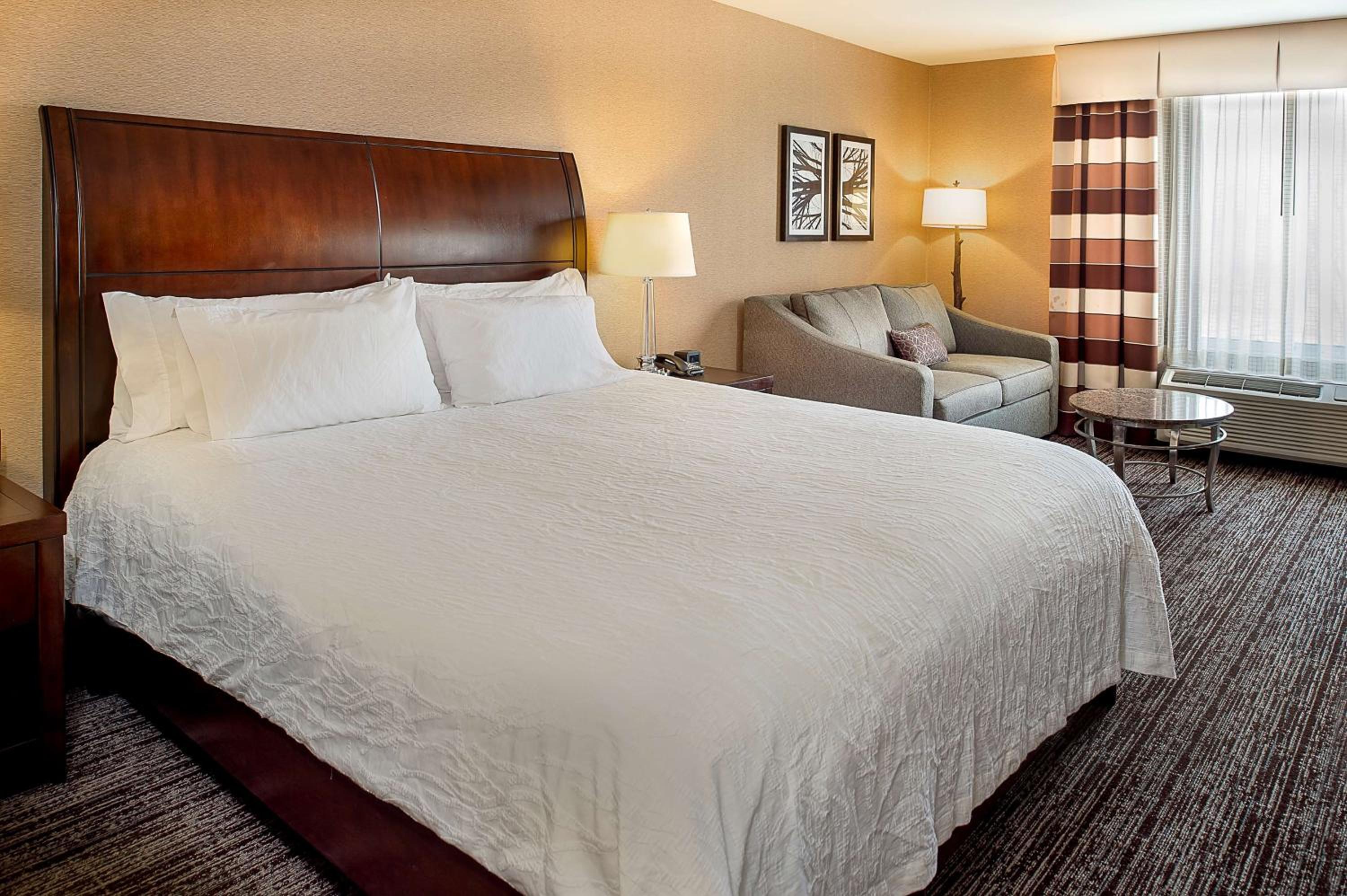 Deluxe King Room with Sofa Bed - Photo 4
