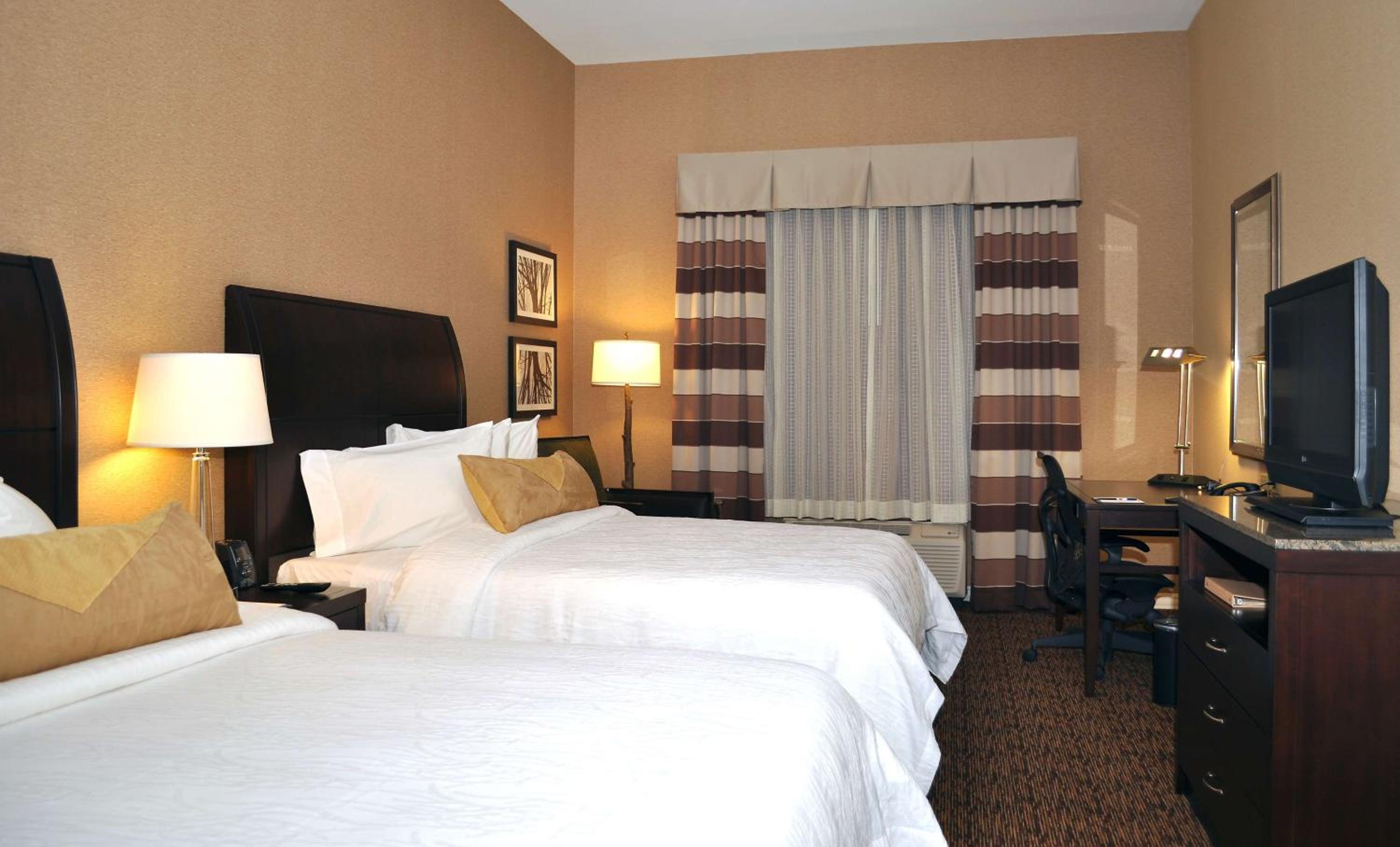 Queen Room with Two Queen Beds - Photo 4