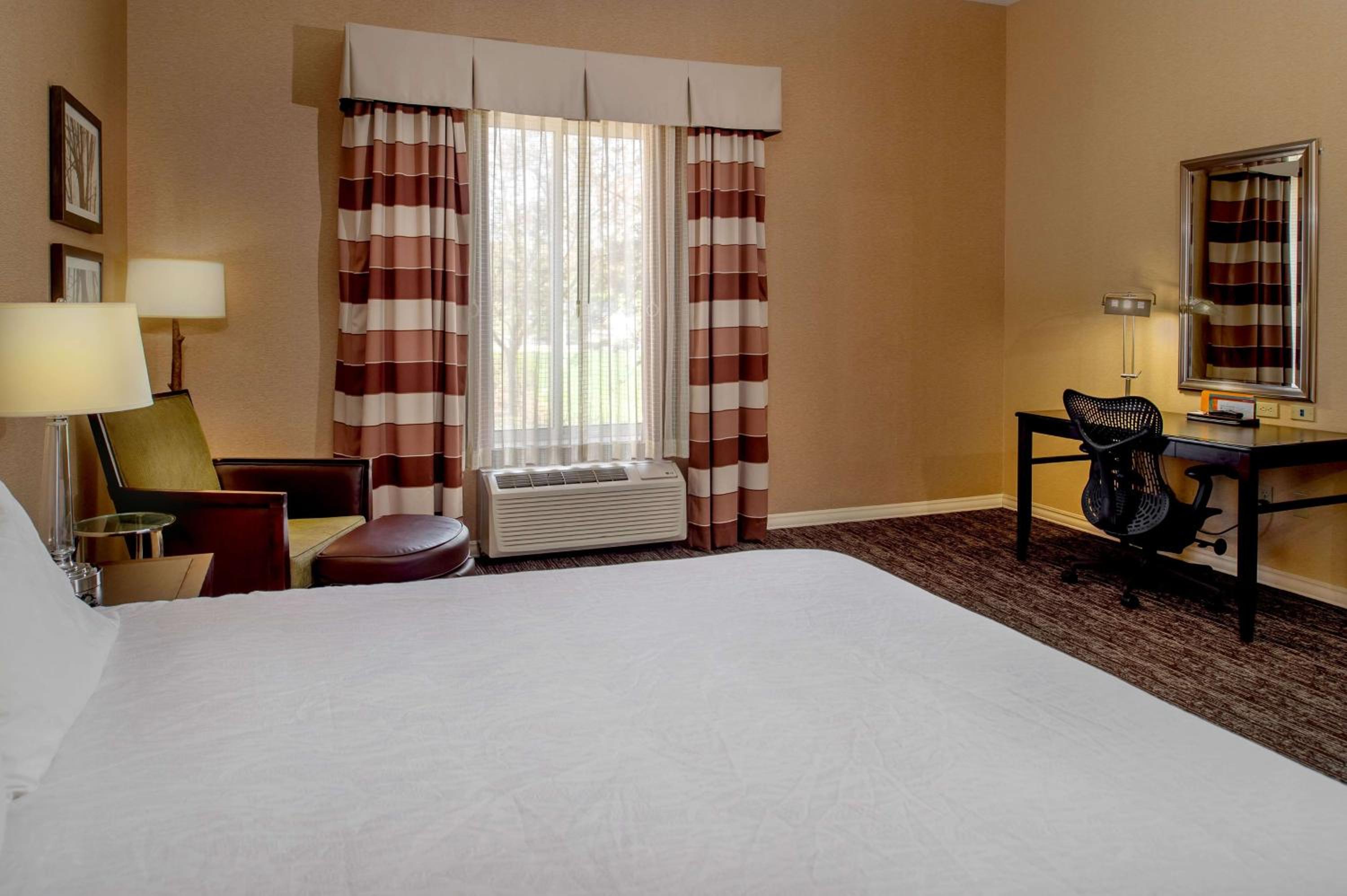 King Room with Accessible Tub - Mobility Access - Photo 1