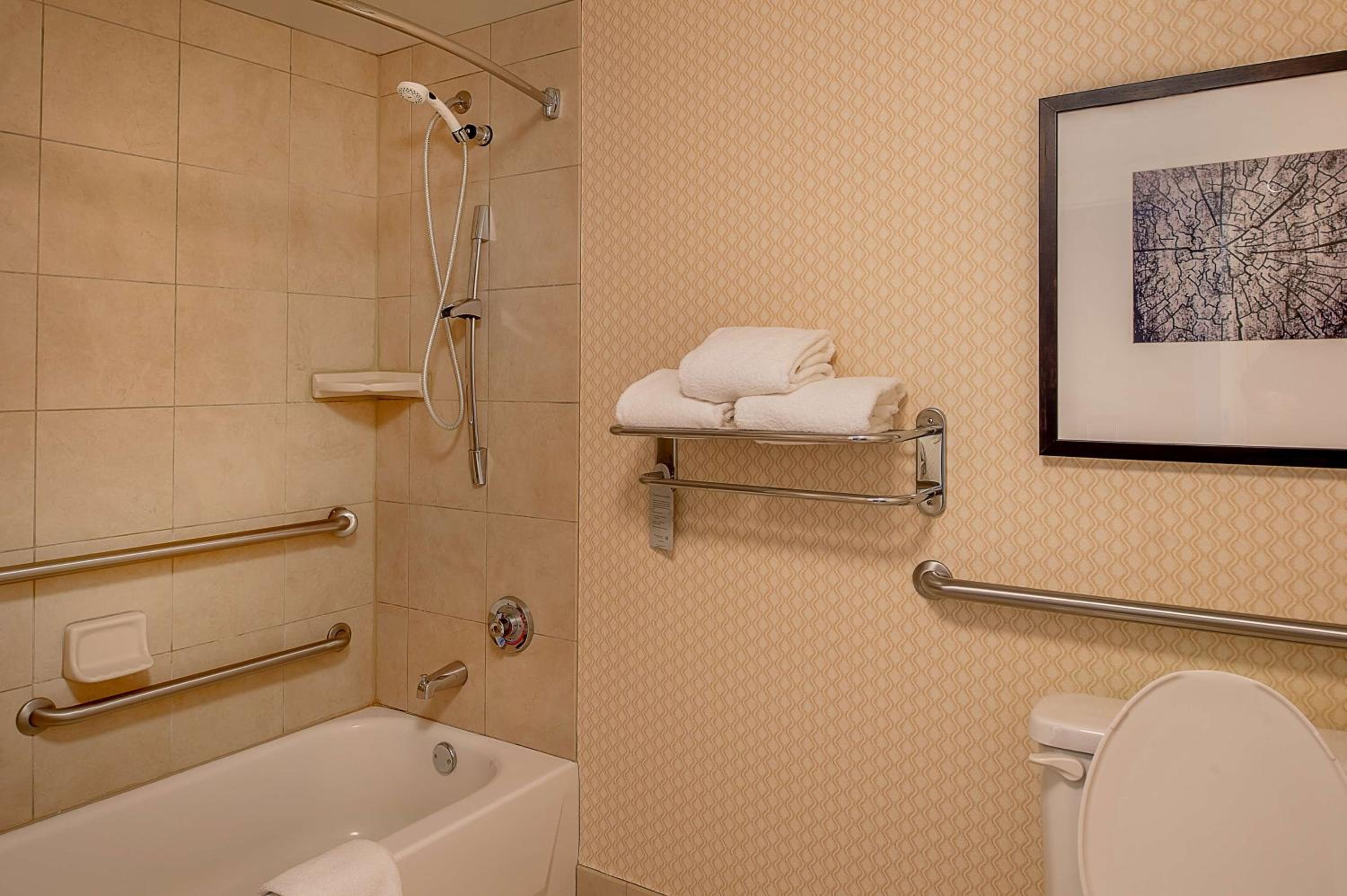 King Room with Accessible Tub - Mobility Access - Photo 2