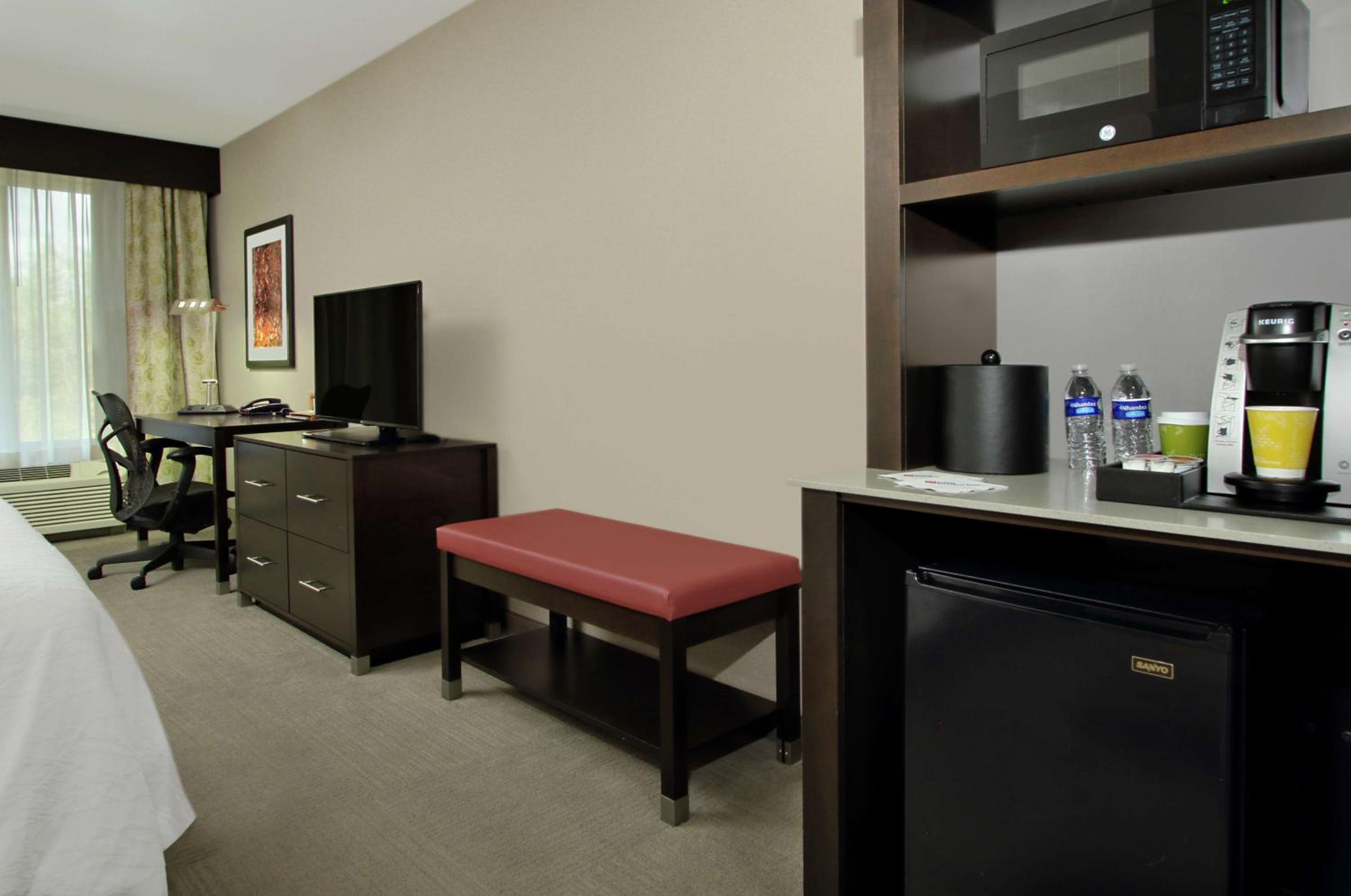 King Room with Balcony - Photo 7