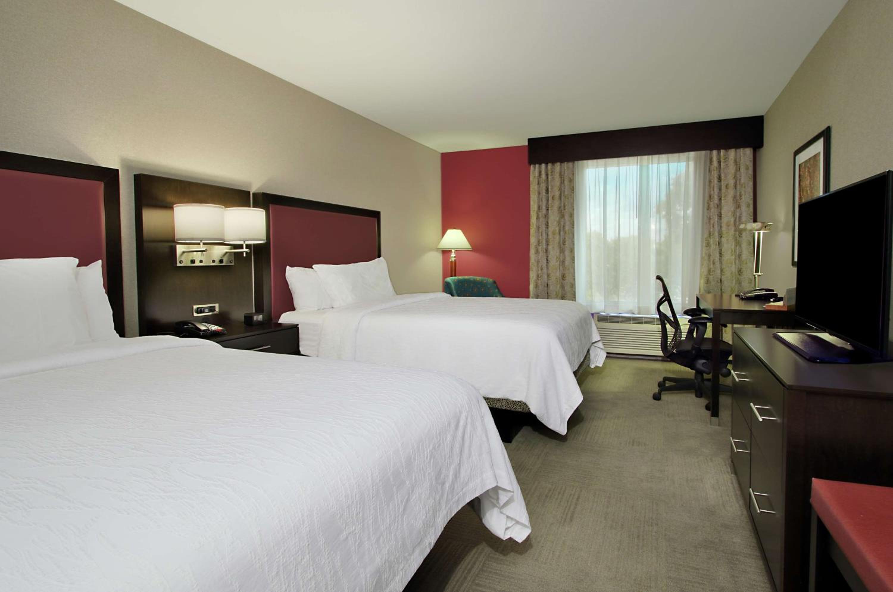Queen Room with Two Queen Beds - Photo 3
