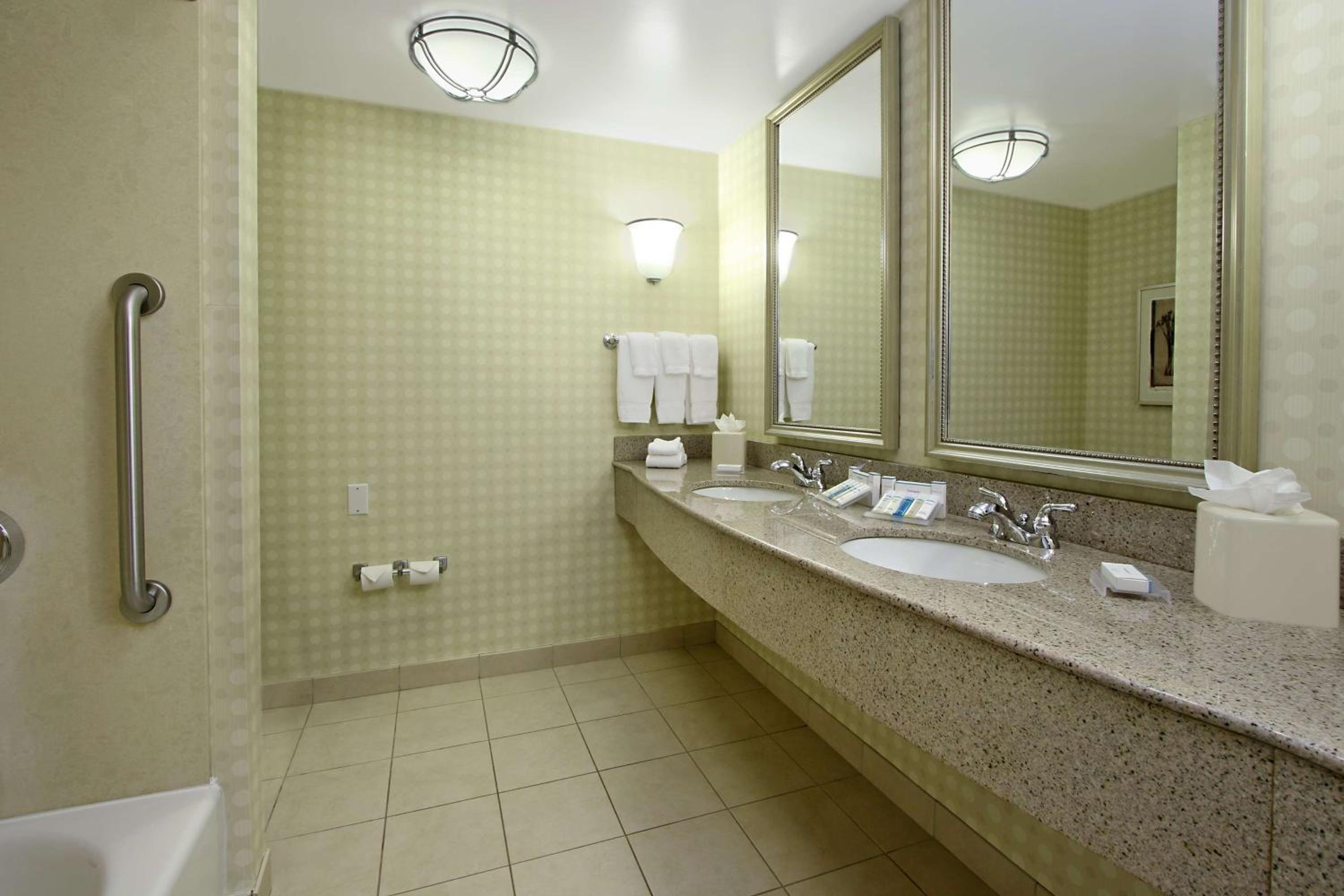 King Room with Balcony - Photo 4