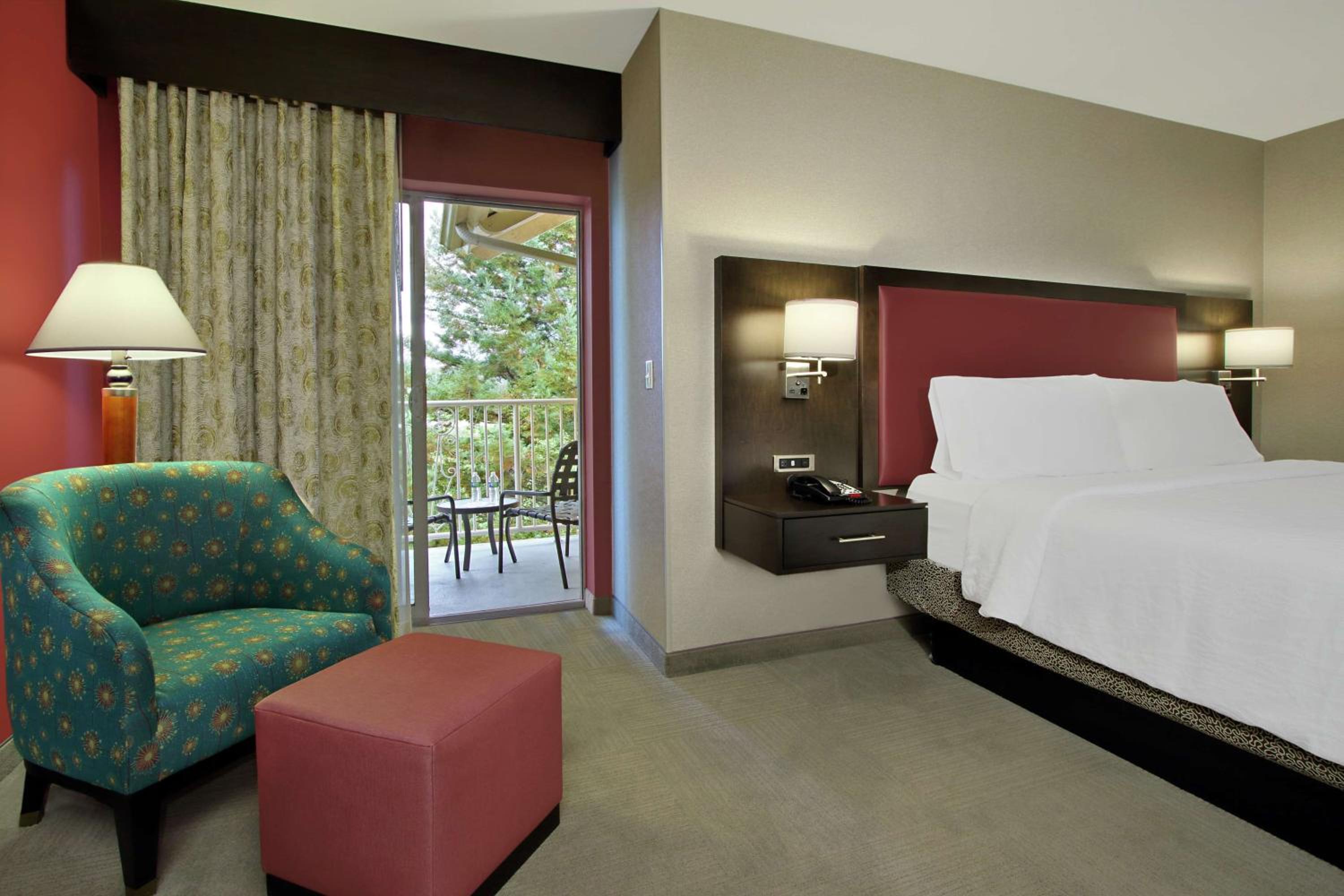 King Room with Balcony - Photo 5