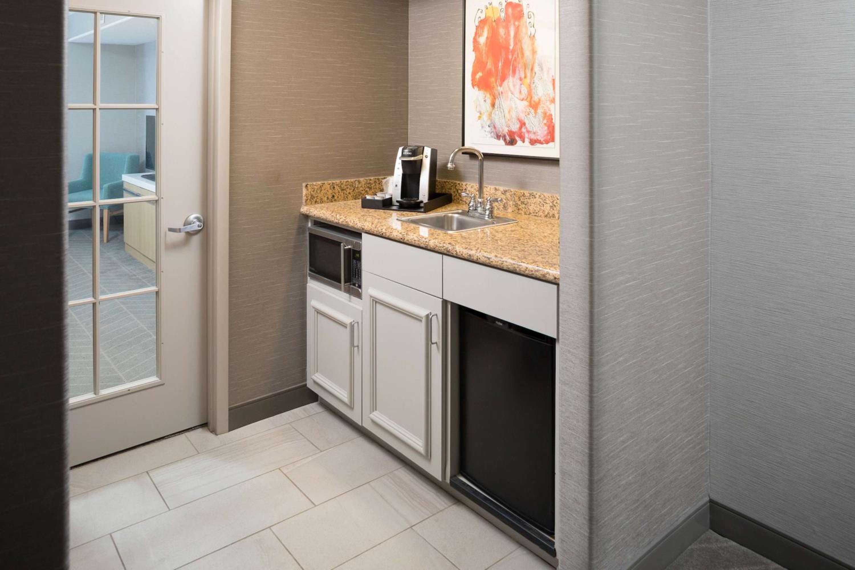 One-Bedroom Queen Suite with Two Queen Beds - Photo 5