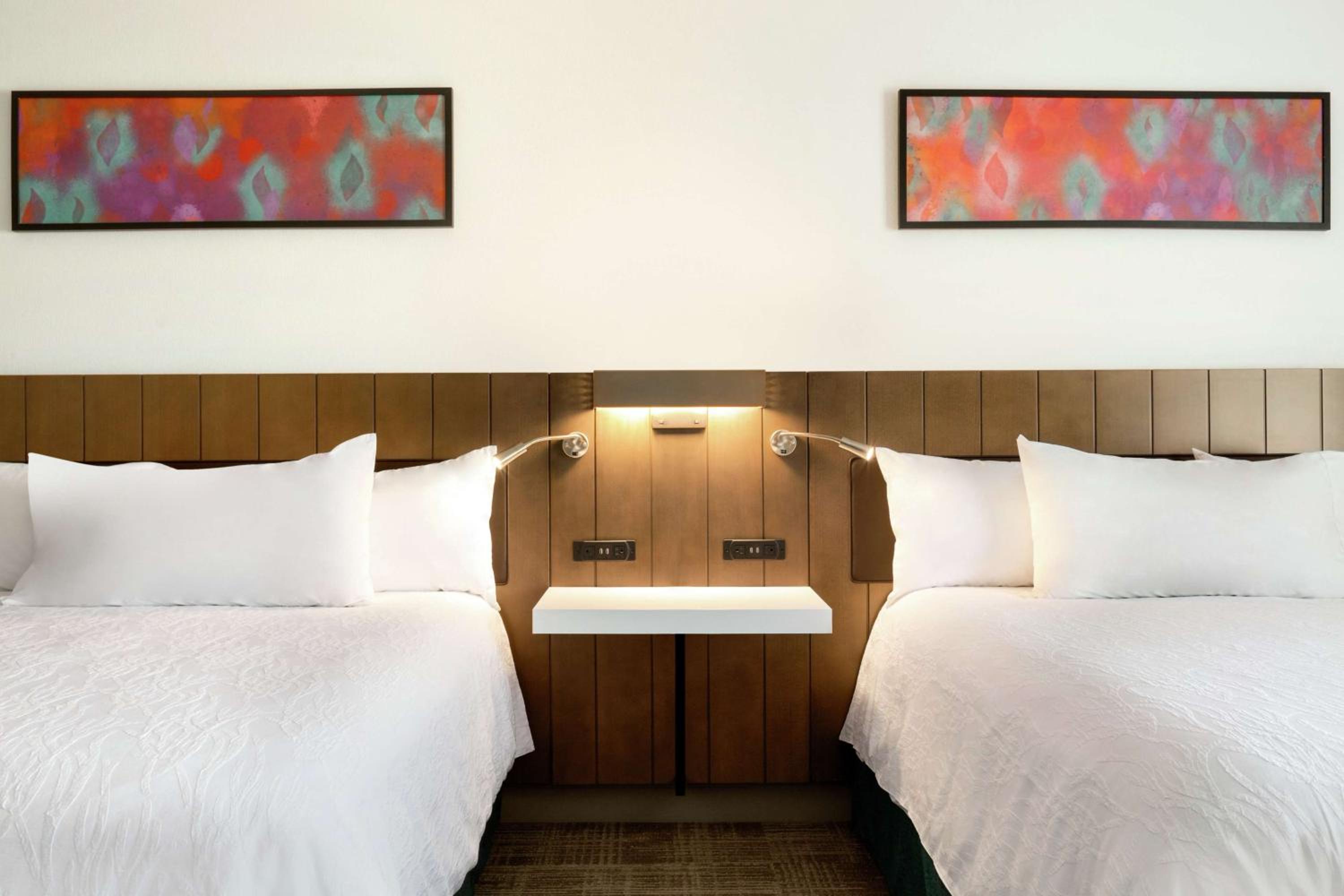 Queen Room with Two Queen Beds - Photo 2