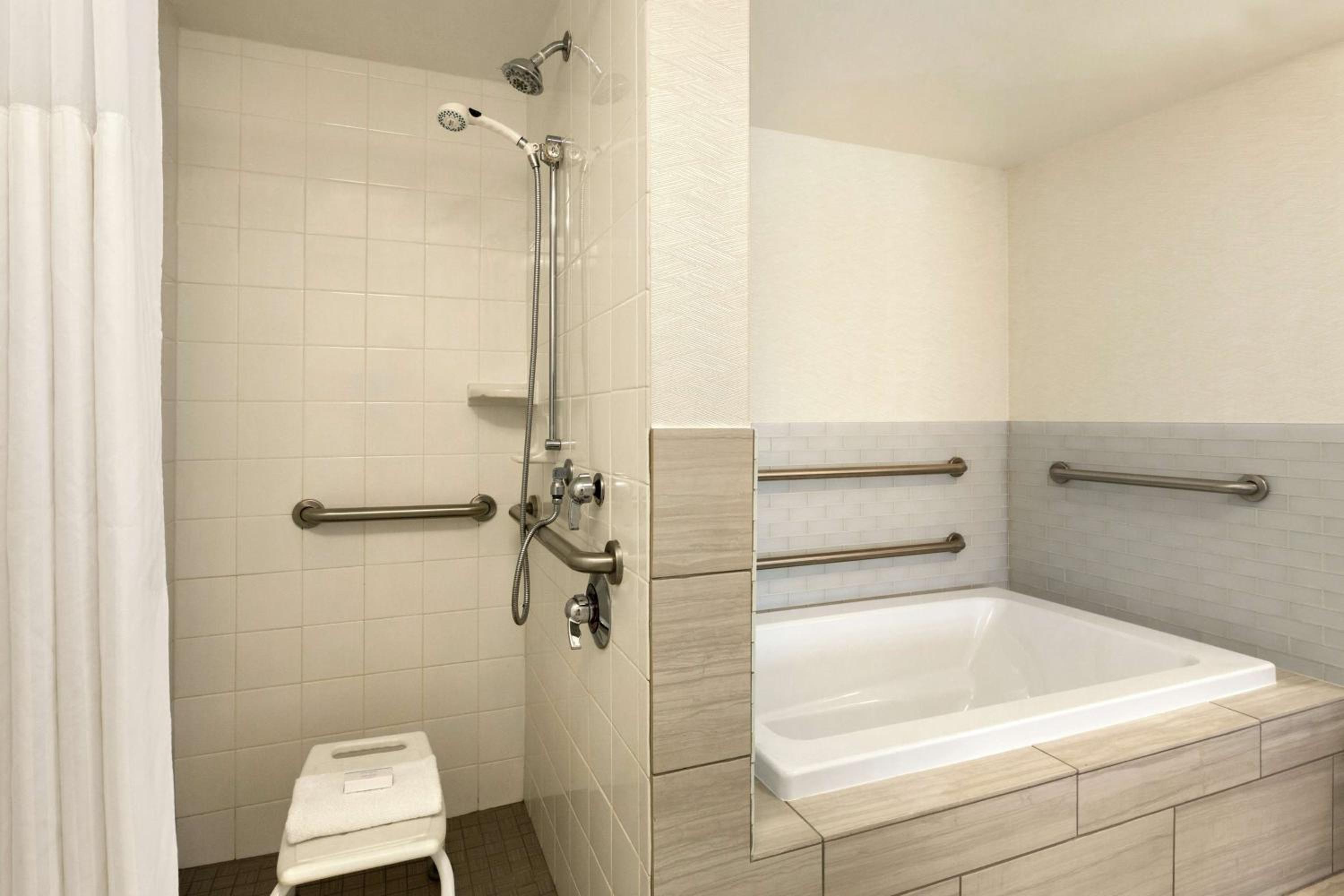 King Suite - Mobility and Hearing Access - Photo 3