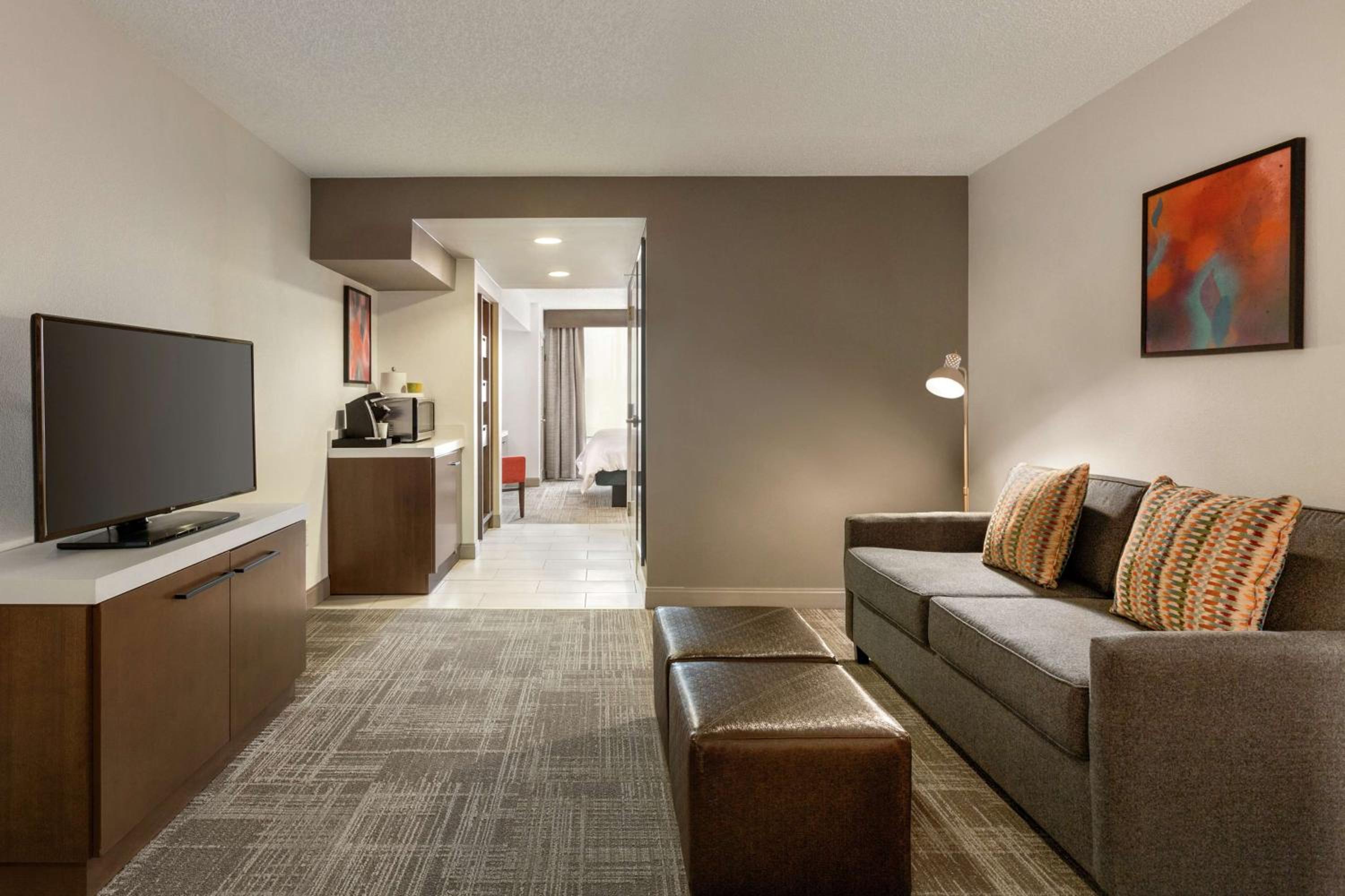 Junior King Suite with Seating Area - Photo 4
