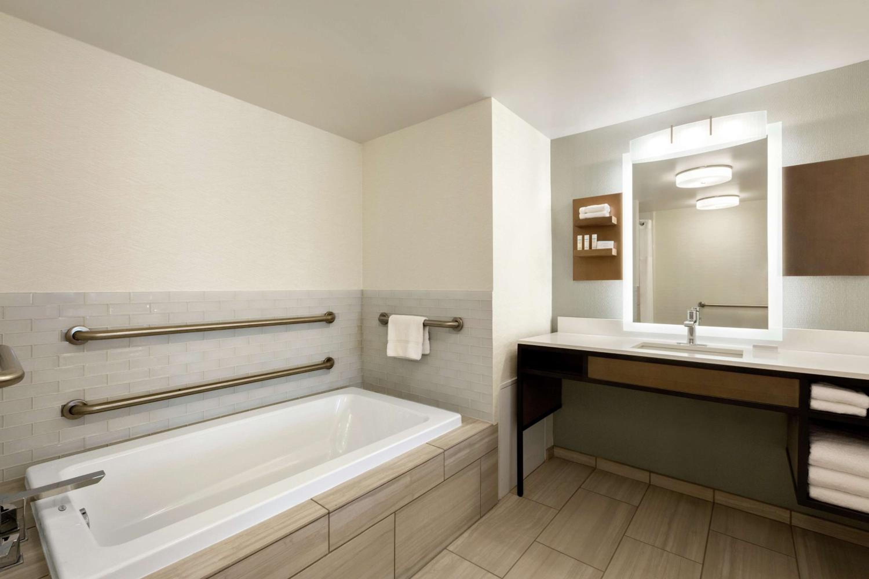 King Suite - Mobility and Hearing Access - Photo 4
