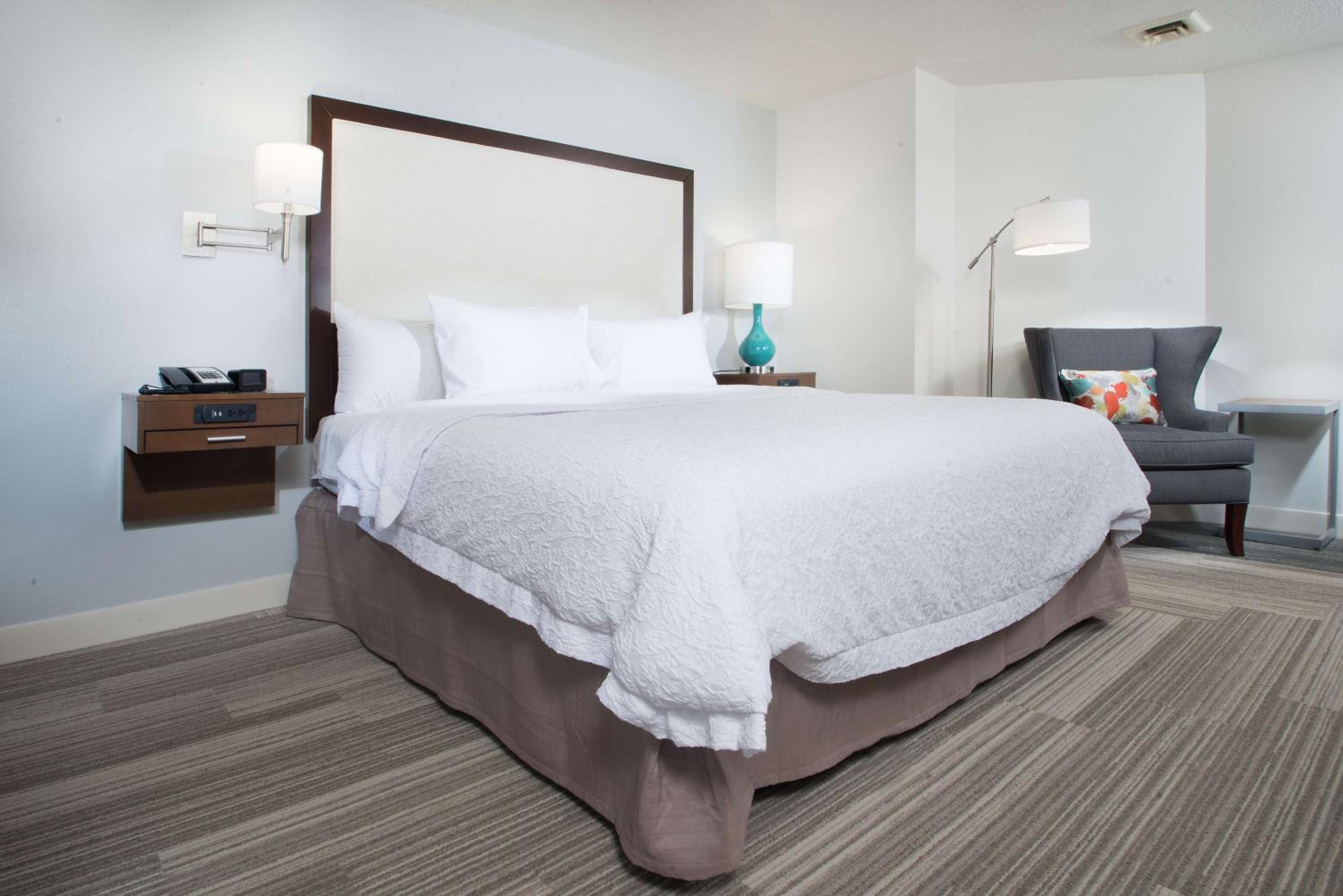 King Room with Shower - Non-Smoking - Photo 4