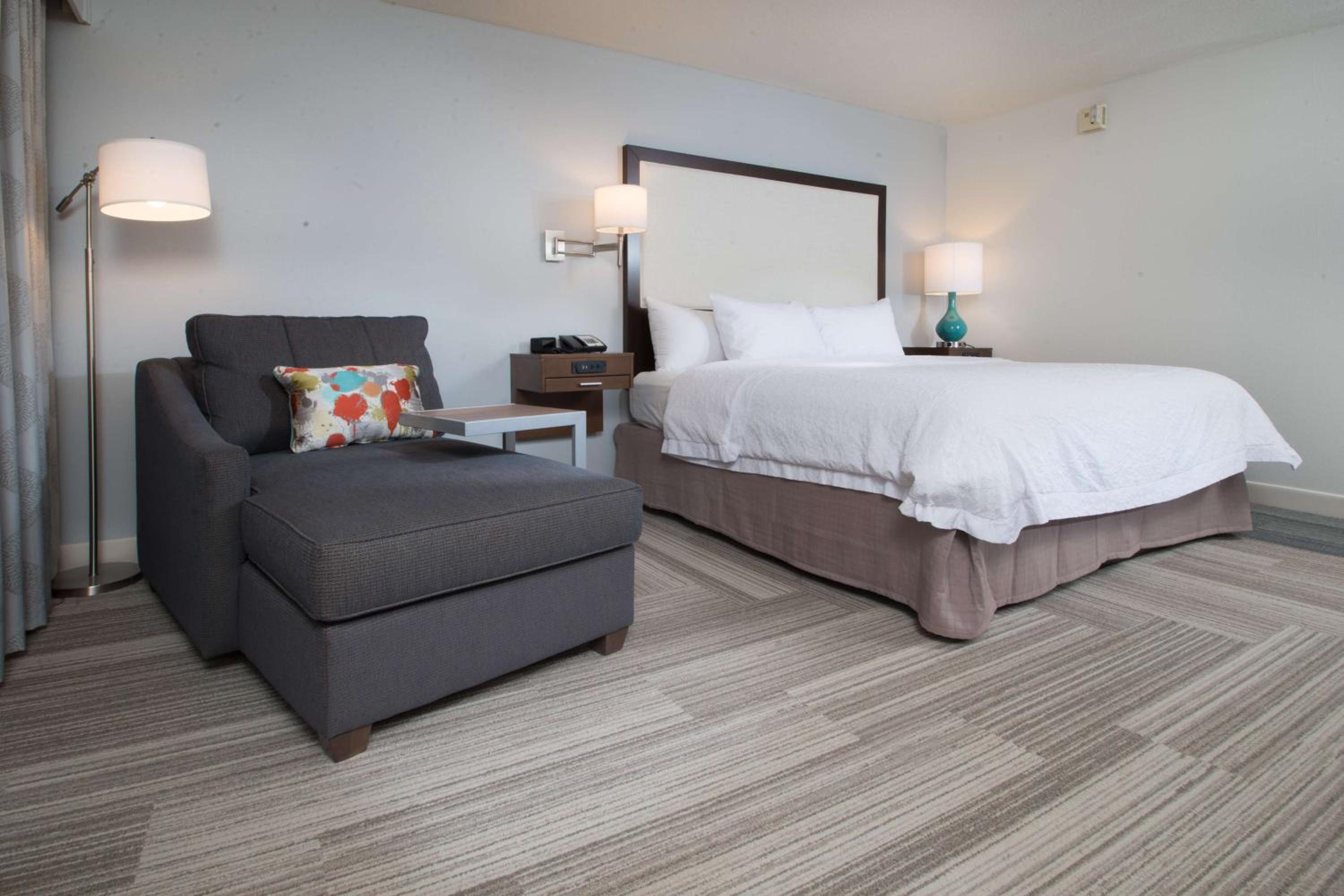 King Room with King Bed - Non-Smoking - Photo 2