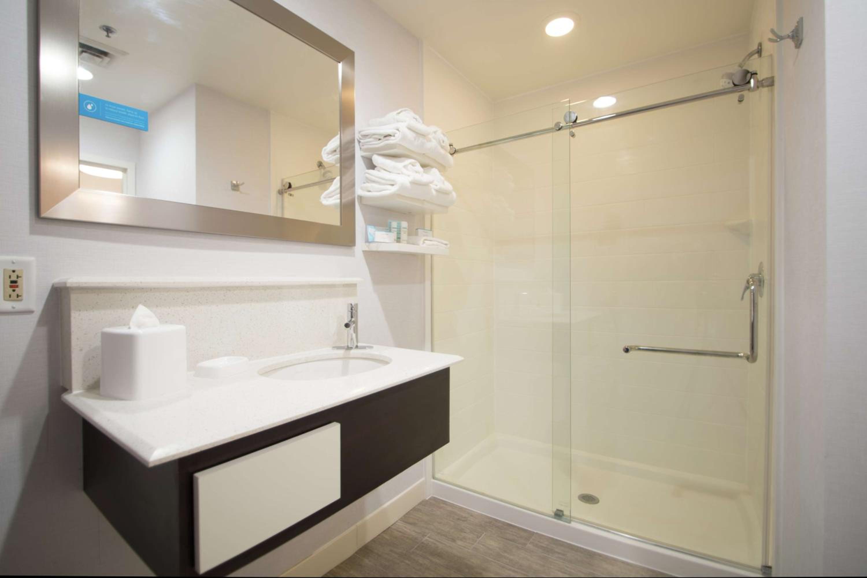King Room with Shower - Non-Smoking - Photo 3