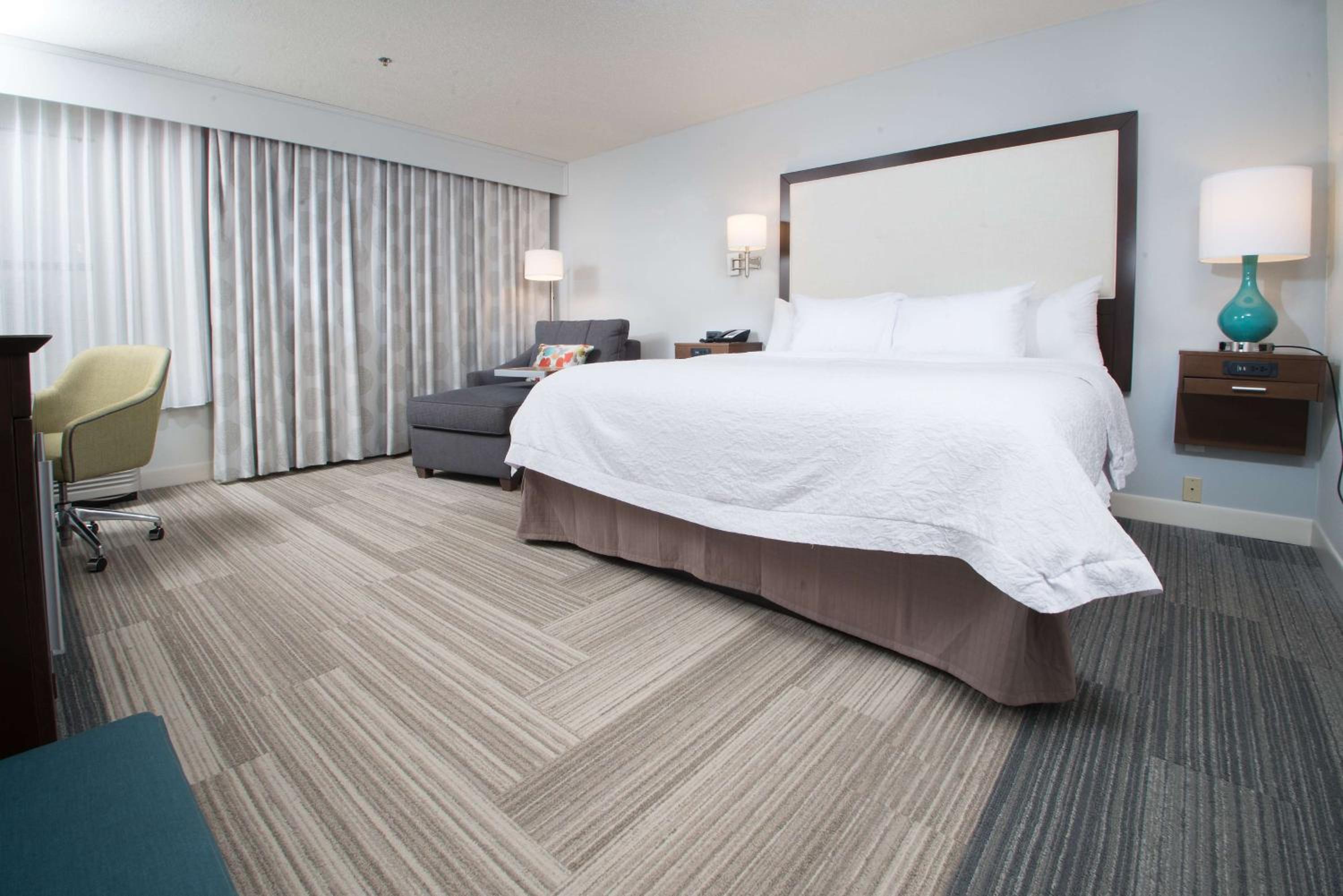 King Room with King Bed - Non-Smoking - Photo 3
