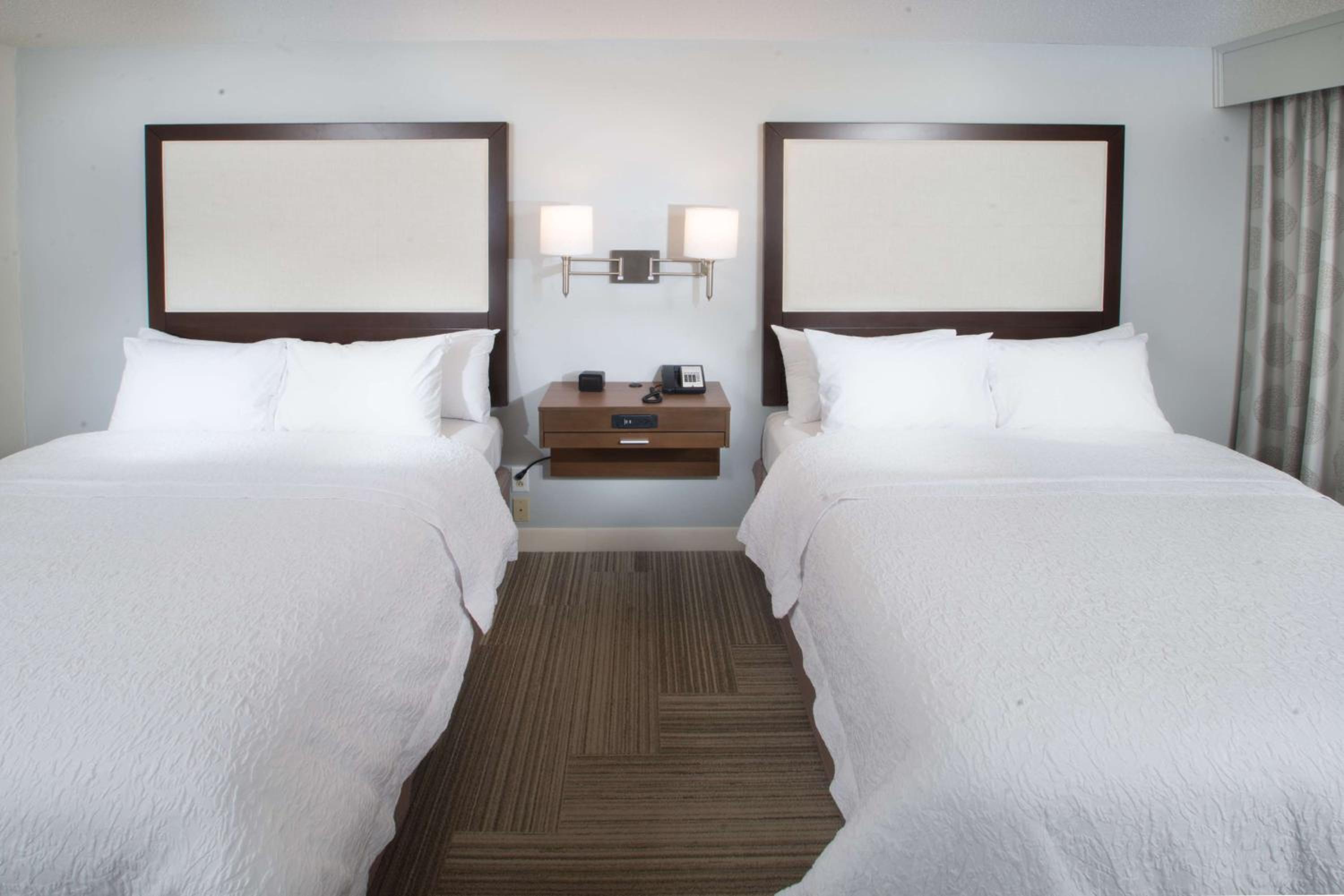 Room with Two Queen Beds - Non-Smoking - Photo 2