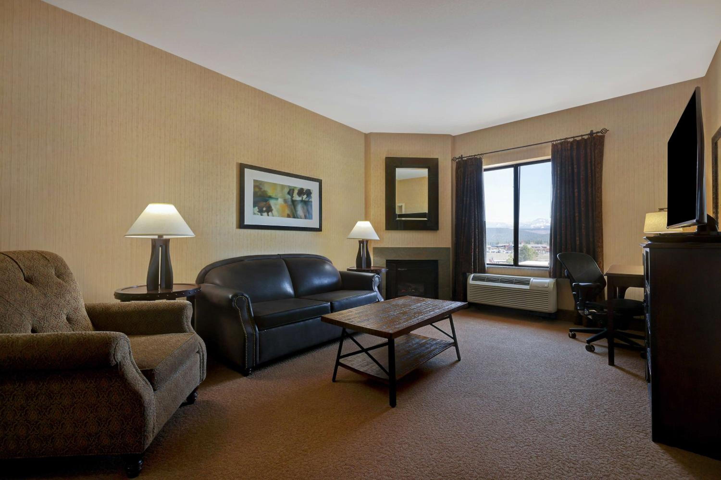 One-Bedroom King Suite With Sofa Bed - Non-Smoking - Photo 1