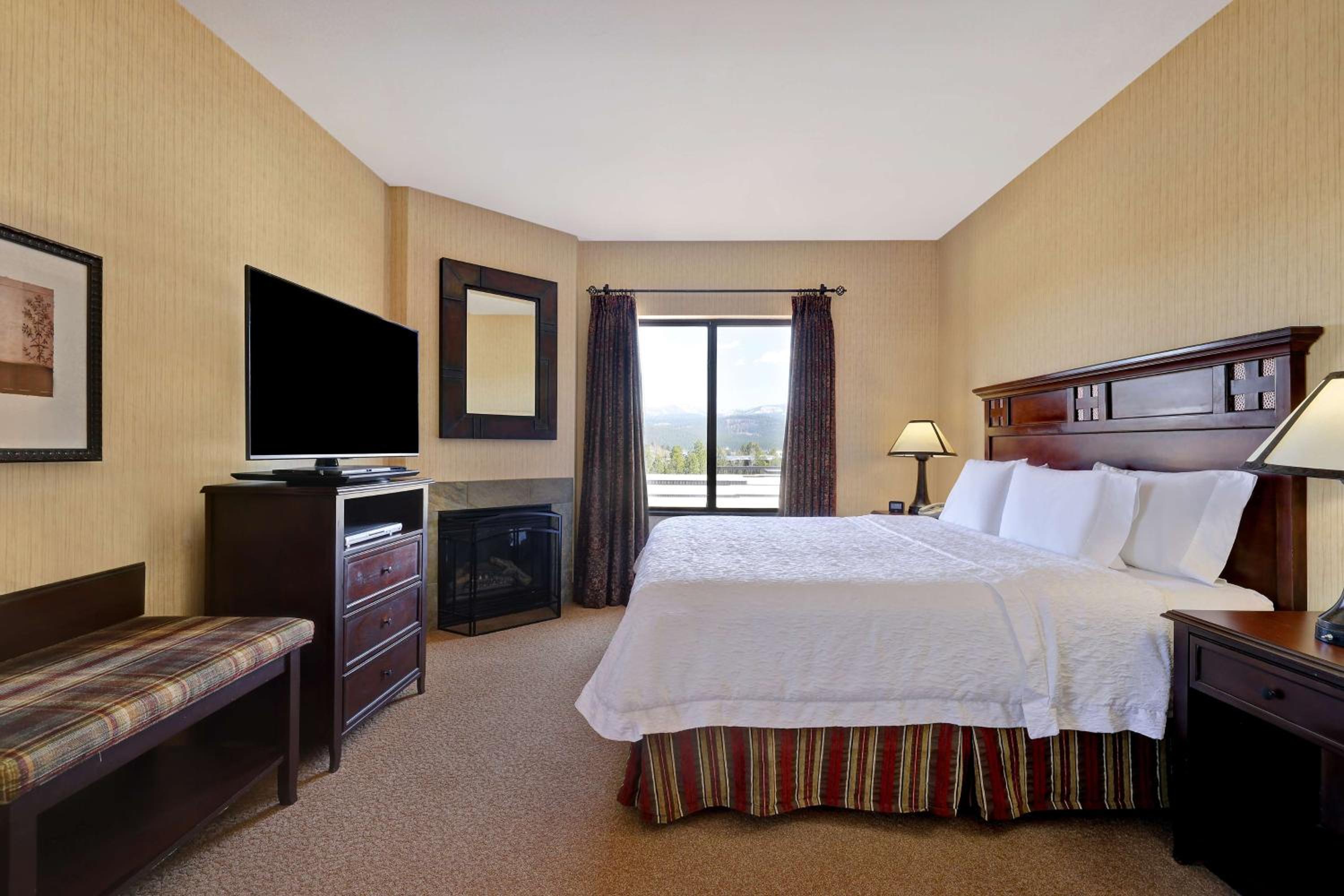 One-Bedroom King Suite With Whirlpool - Non-Smoking