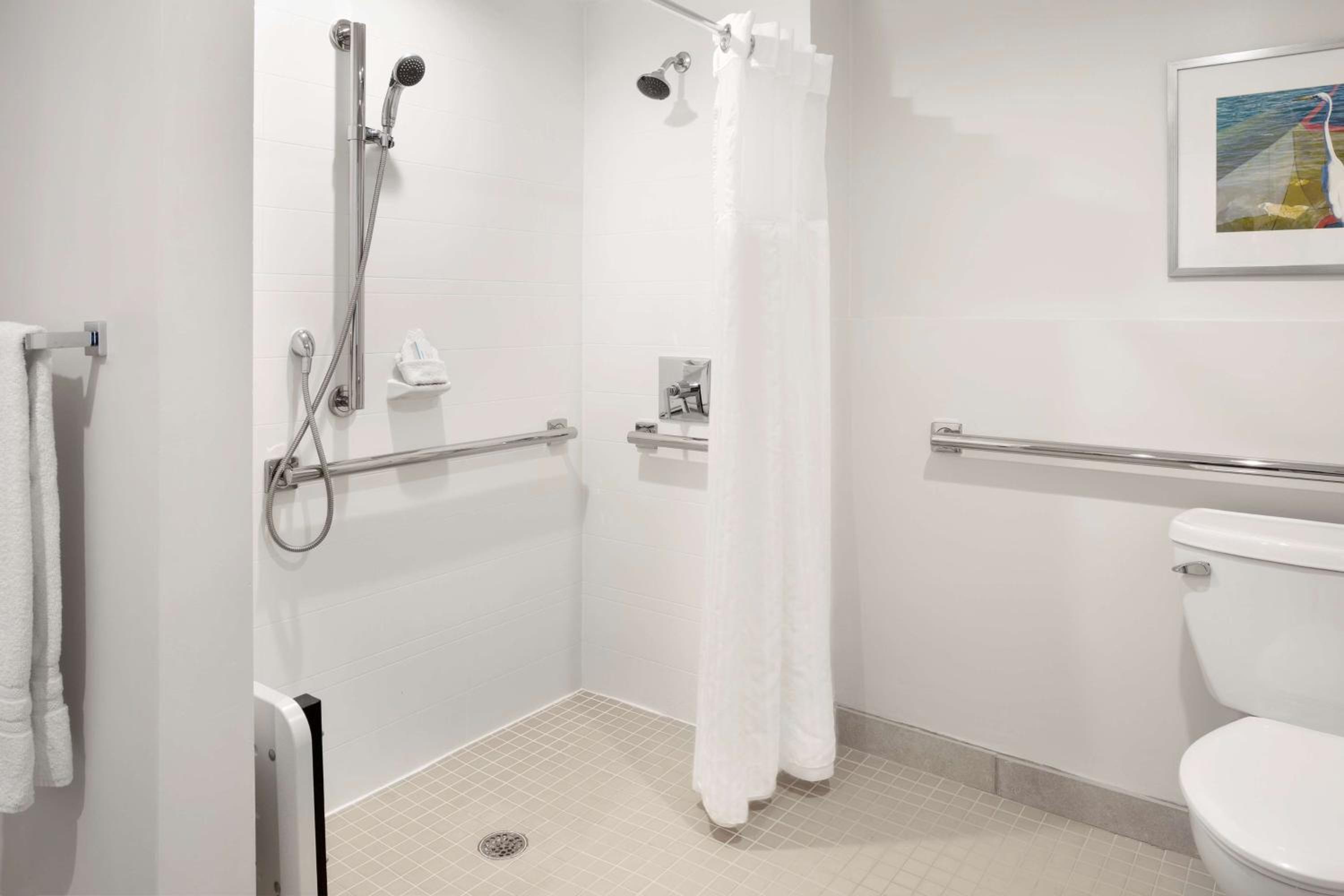 Two Queen Suite/Disability Access with Roll- in Shower - Non-Smoking photo 2