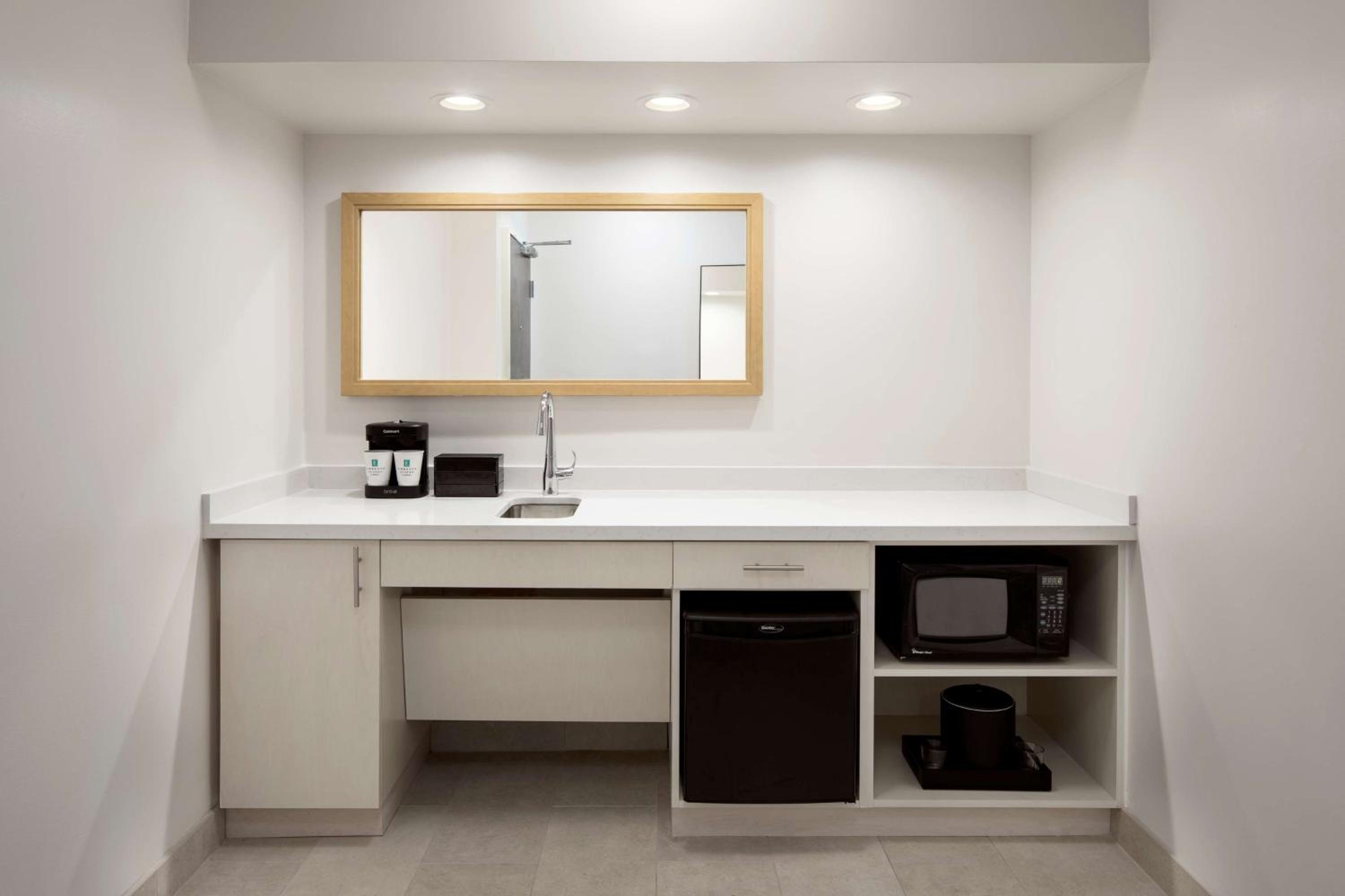 Two Queen Suite/Mobility Access with Bath Tub photo 2
