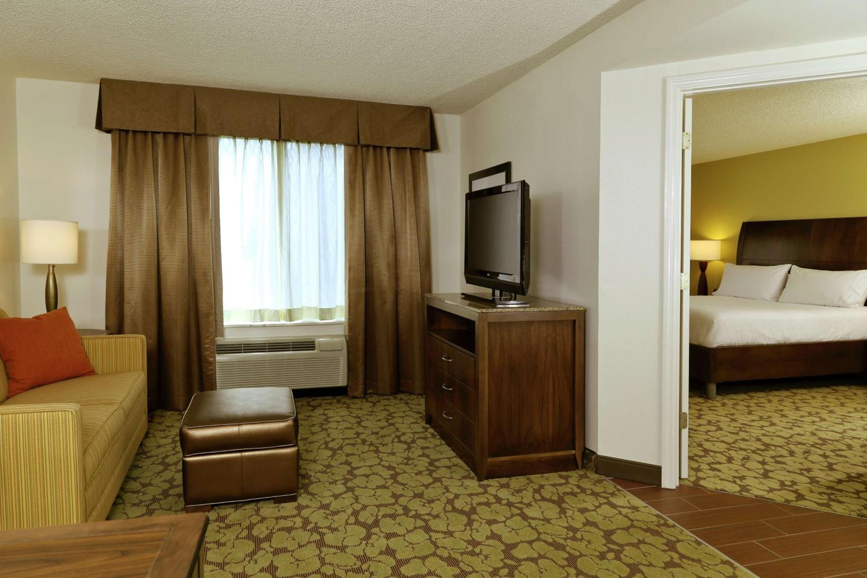 One-Bedroom King Suite with Whirlpool and Sofa Bed - Photo 1