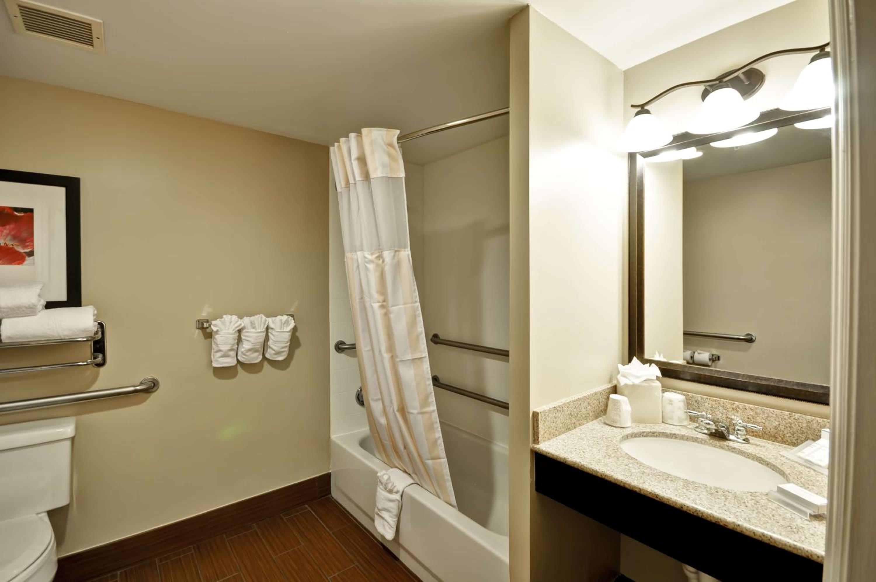 King Room with Accessible Tub - Mobility Access - Photo 3