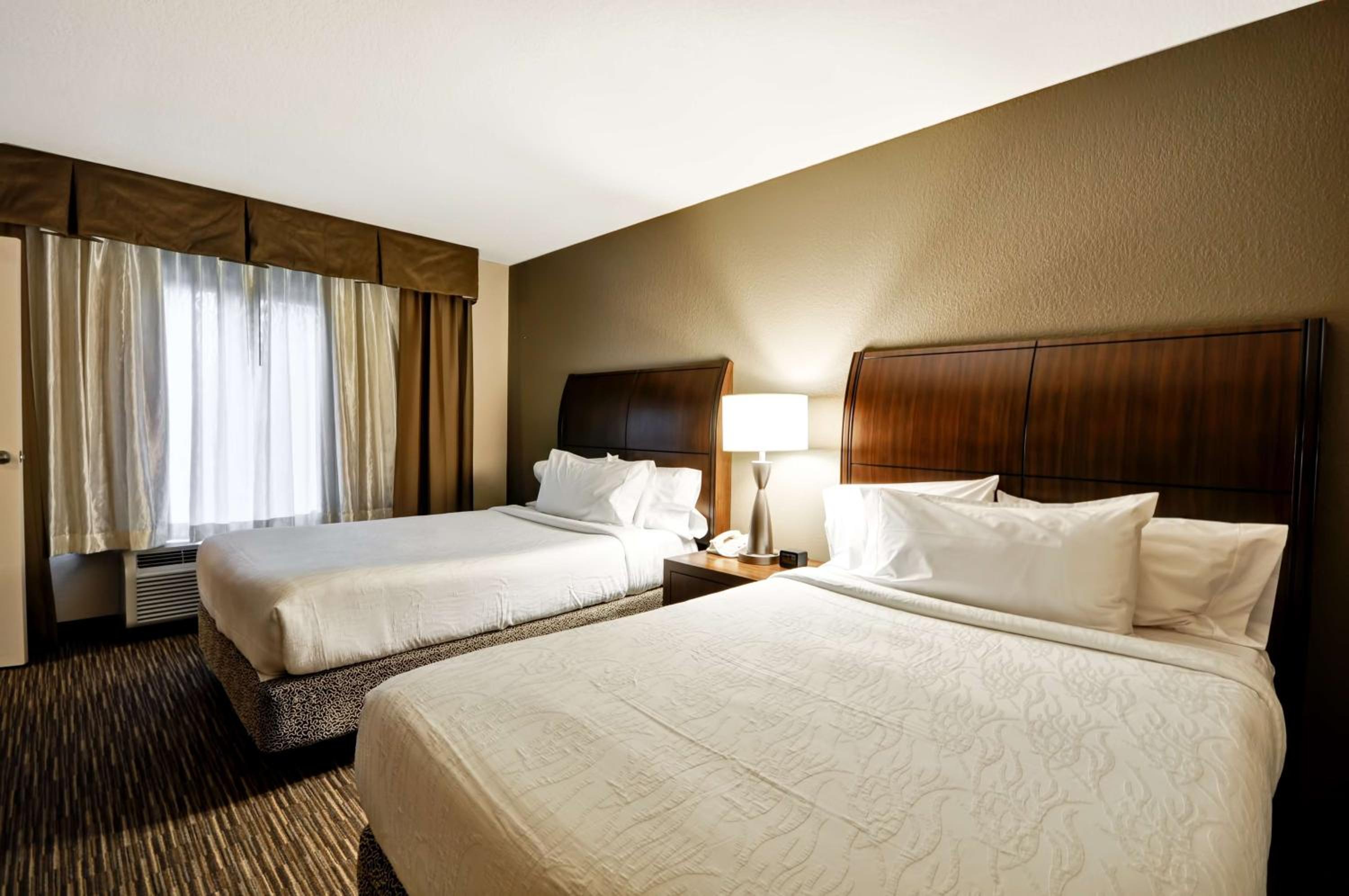Queen Room with Two Queen Beds - Photo 2