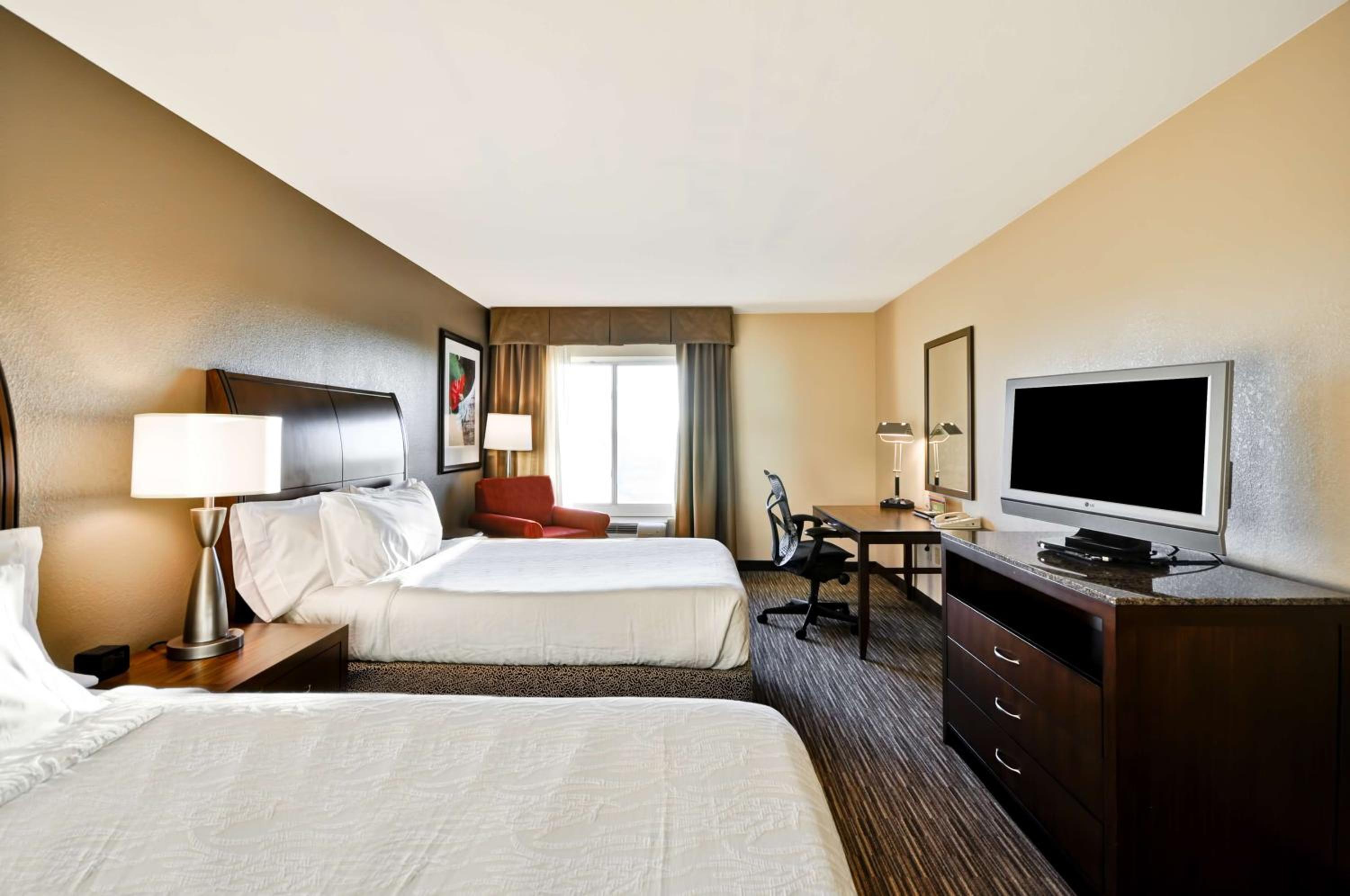 Queen Room with Two Queen Beds - Photo 5