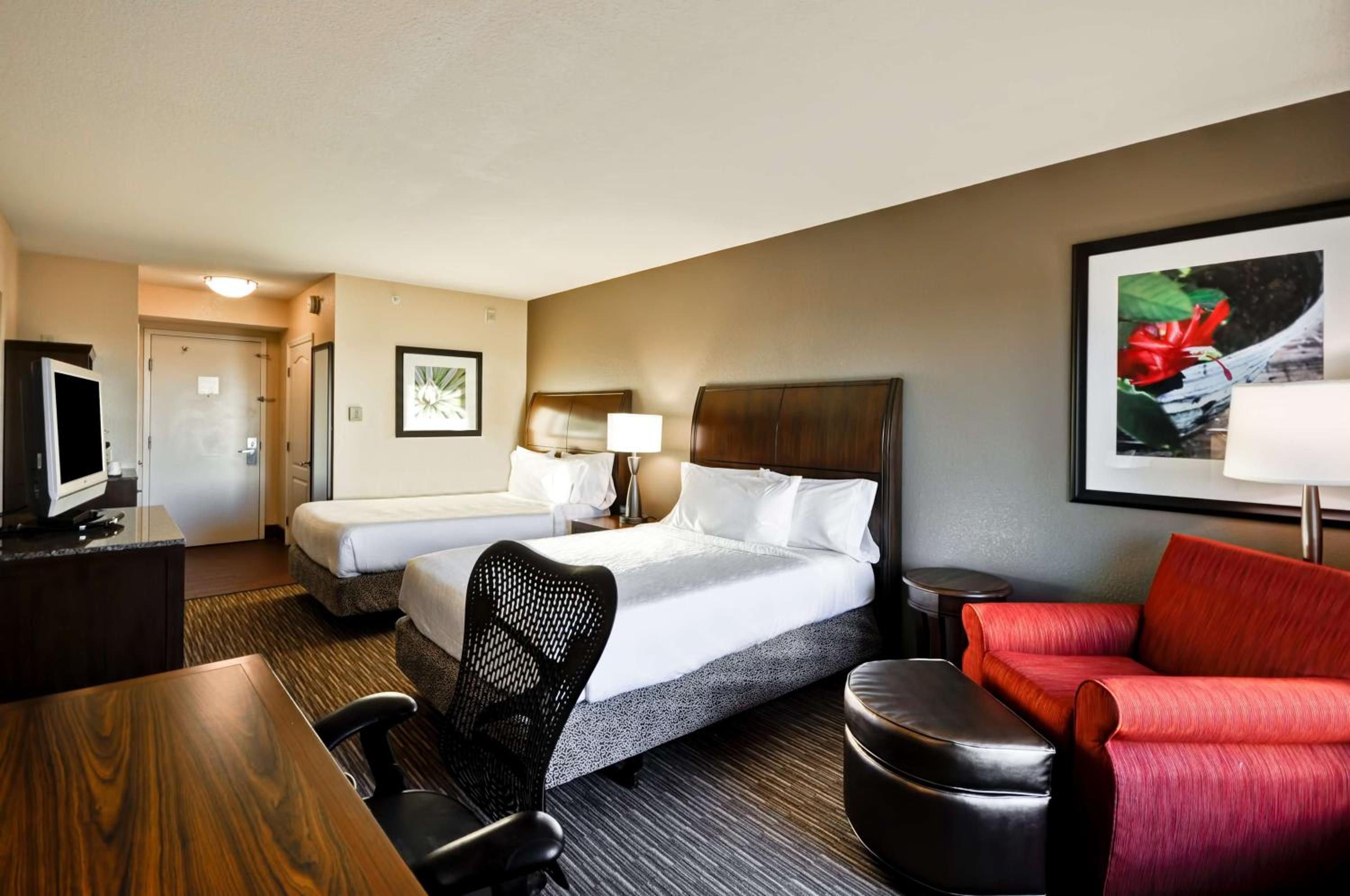 Queen Room with Two Queen Beds - Photo 4