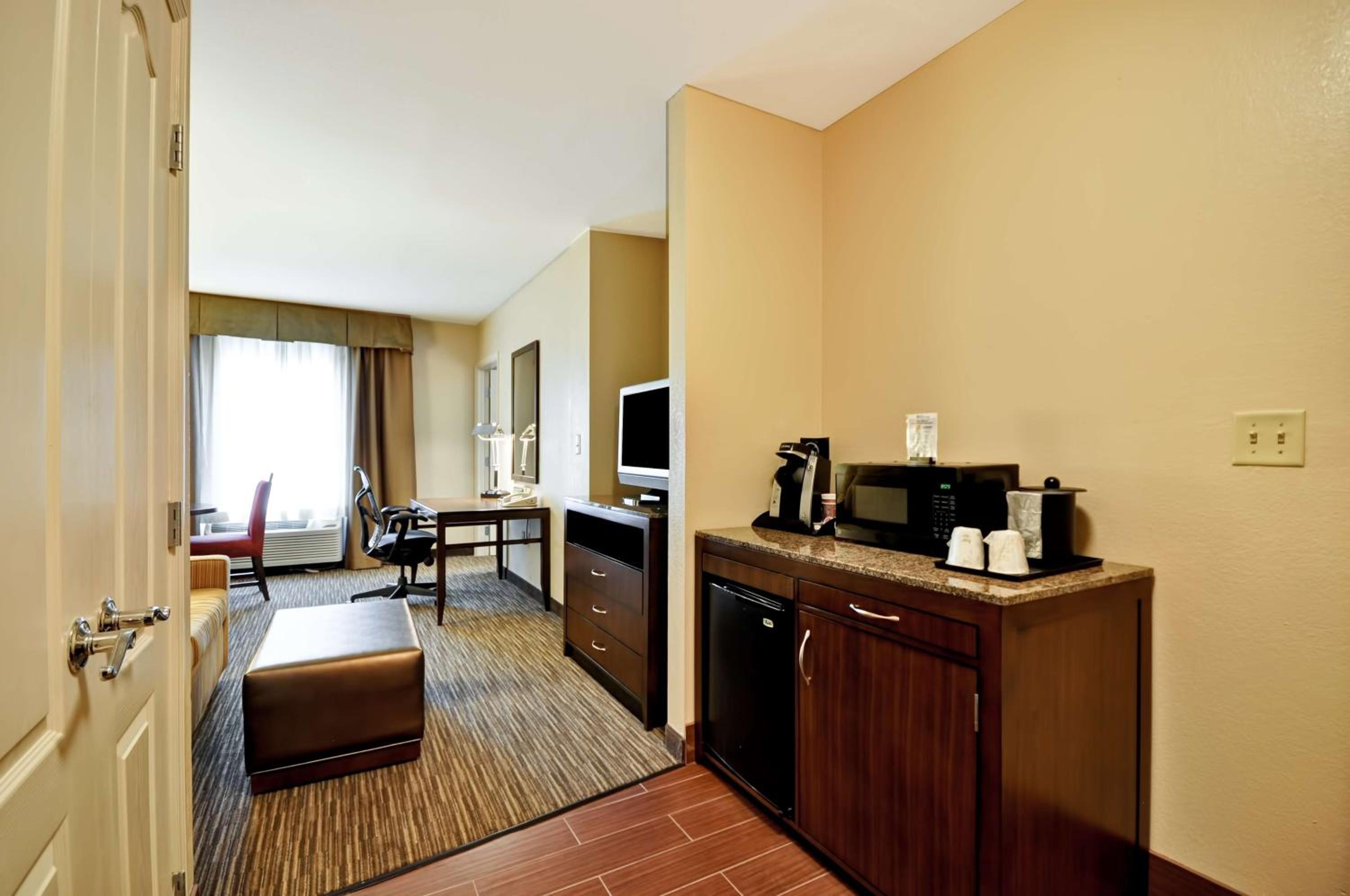 King Room with Accessible Tub - Mobility Access - Photo 4