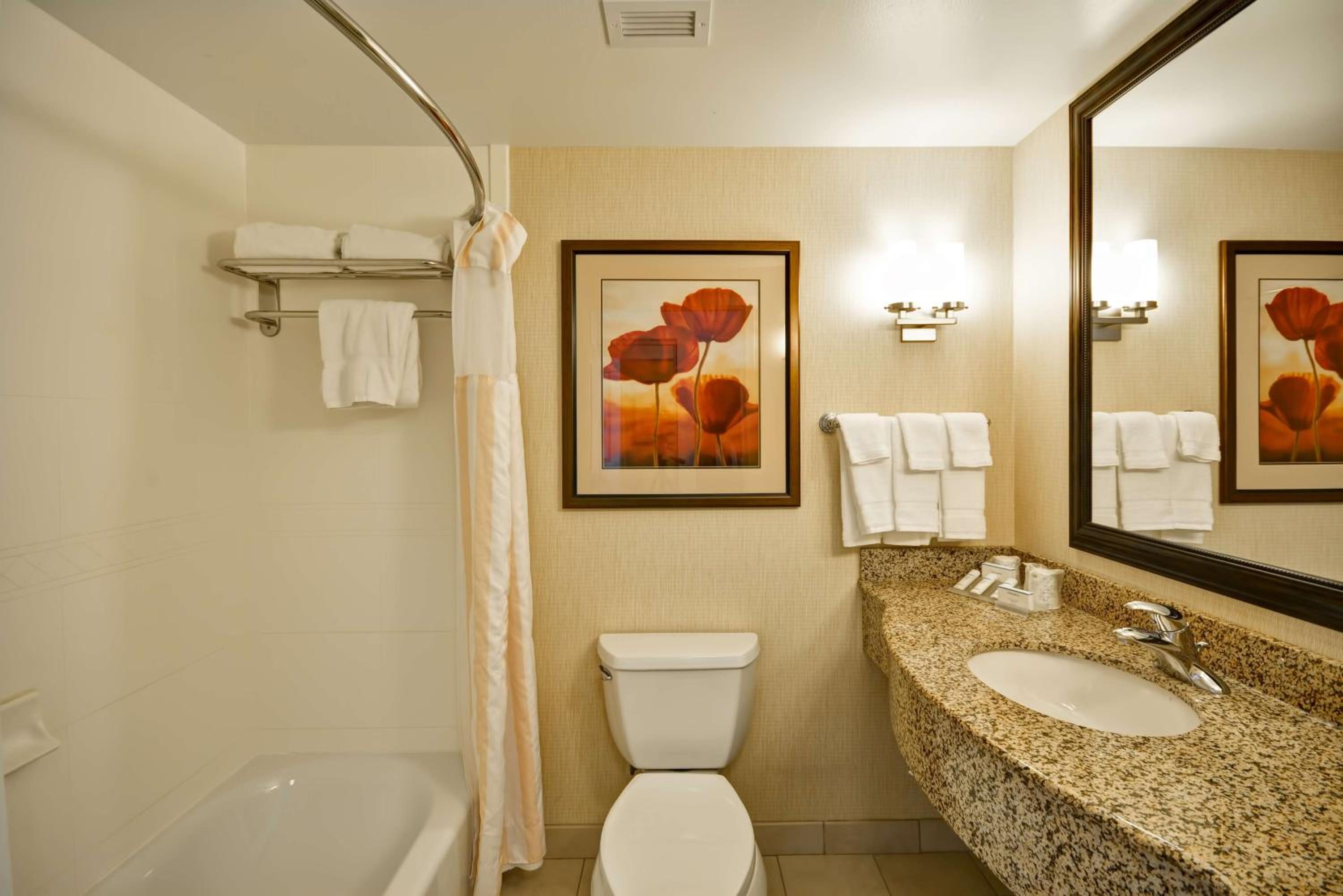 Queen Room with Two Queen Beds - Photo 5