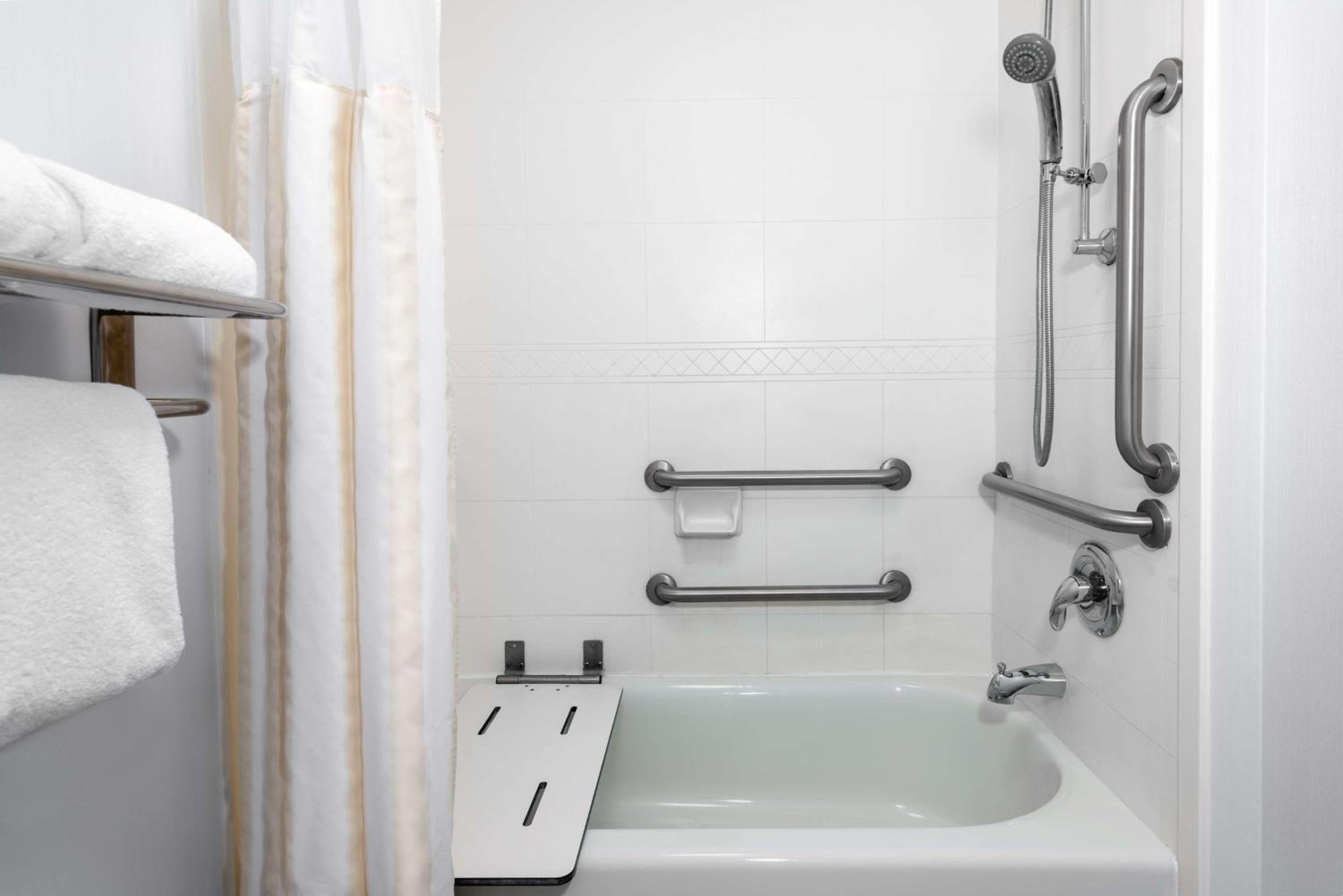 King Room with Bath Tub - Mobility Access - Photo 5