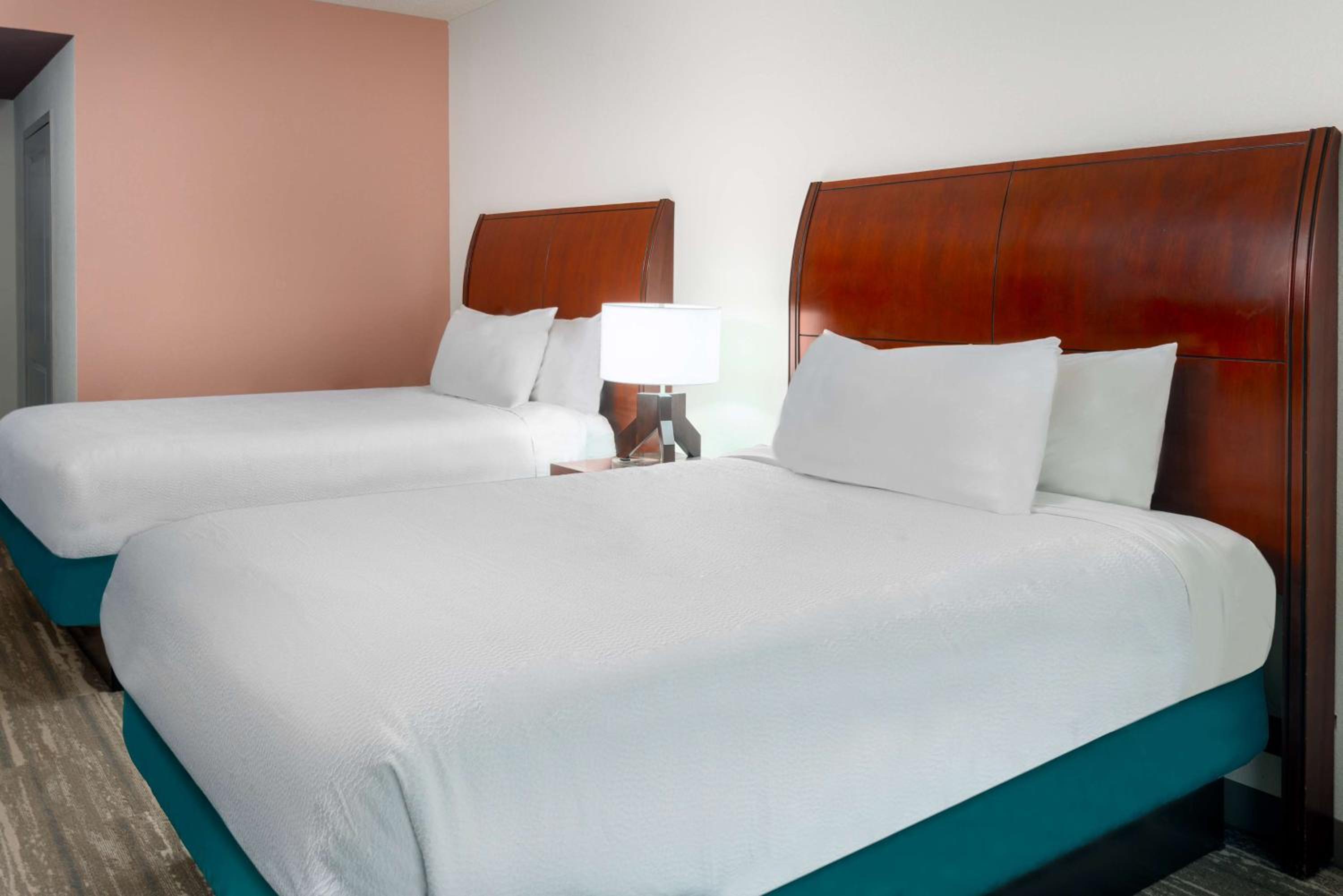 Queen Room with Two Queen Beds - Photo 3