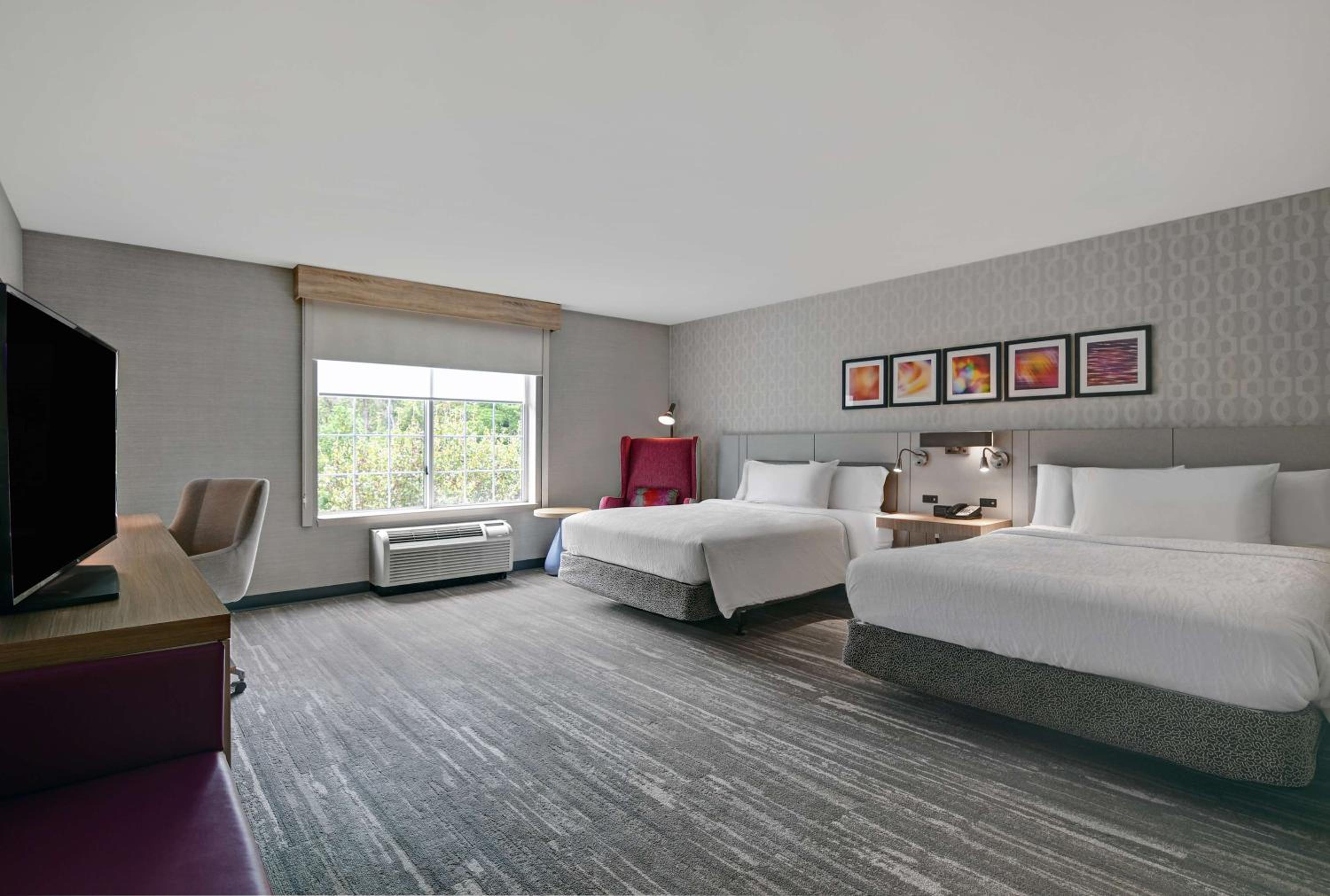 Queen Room with Two Queen Beds - Photo 4