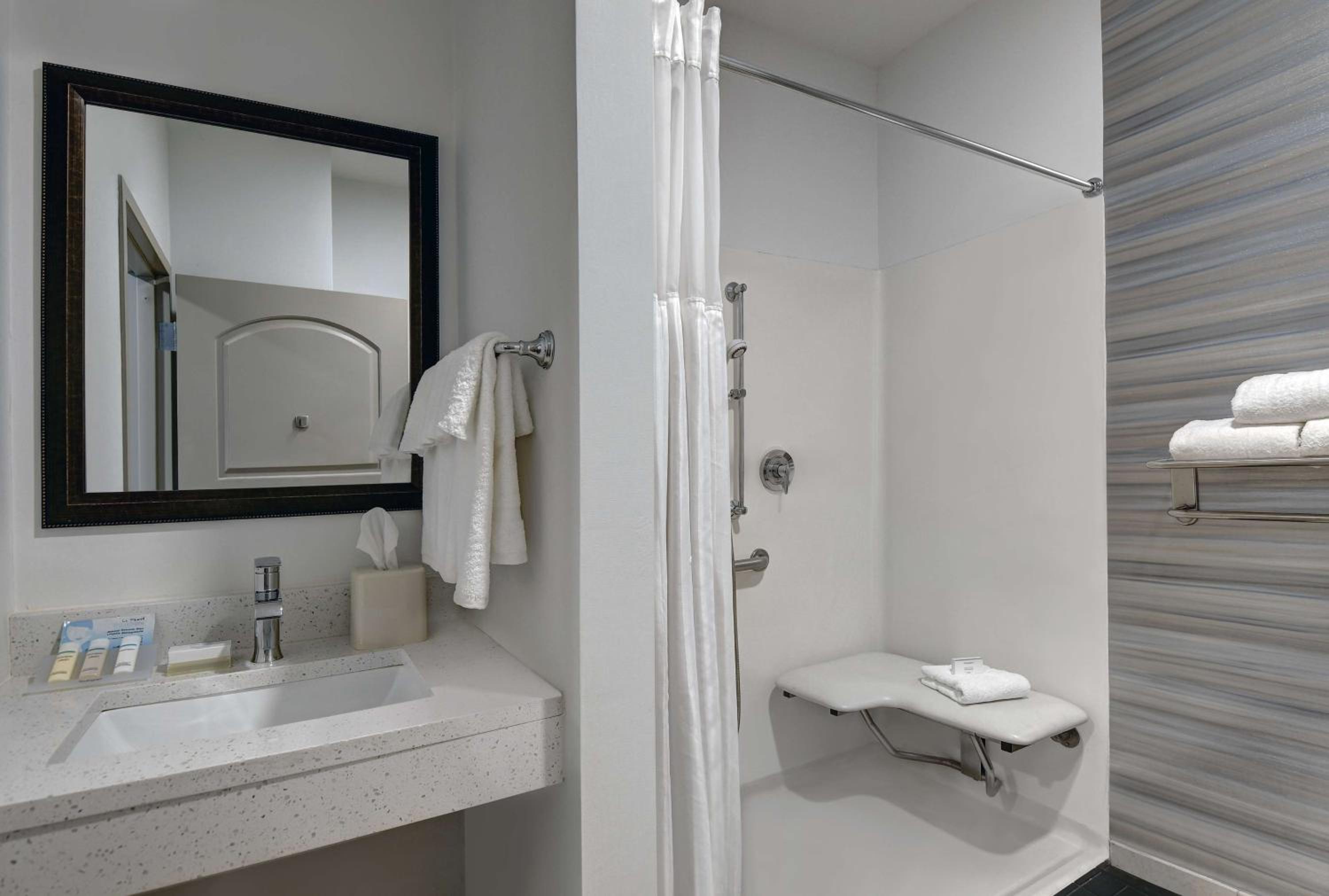 Queen Room with Two Queen Beds and Roll-In Shower - Mobility Access - Photo 6