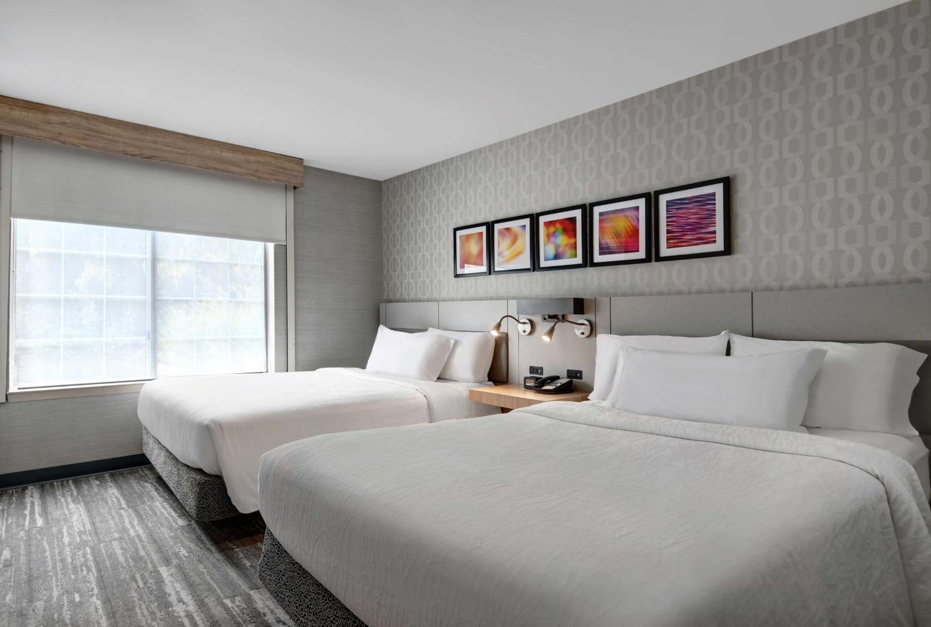 Queen Room with Two Queen Beds - Photo 2