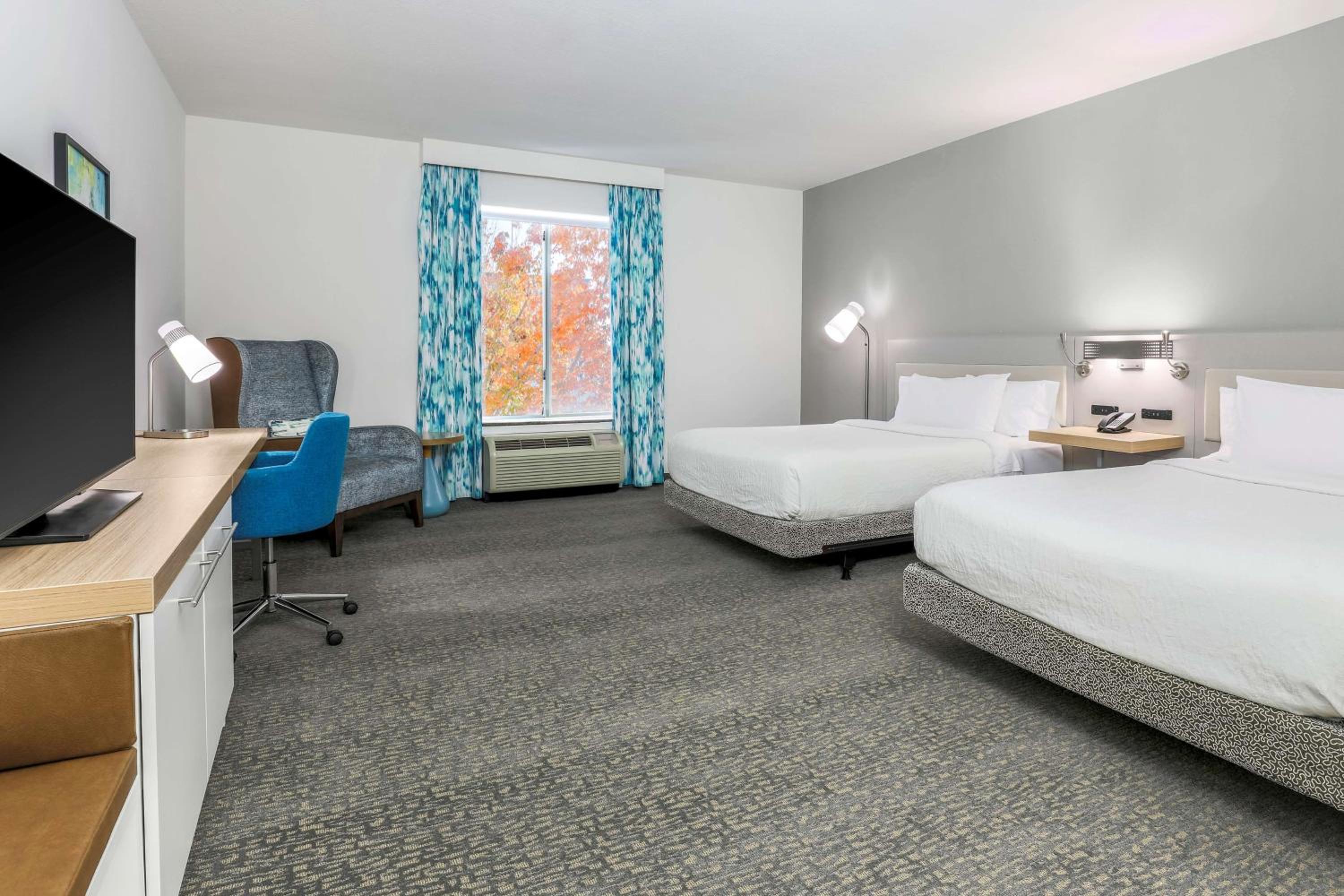 Queen Room with Two Queen Beds - Photo 3